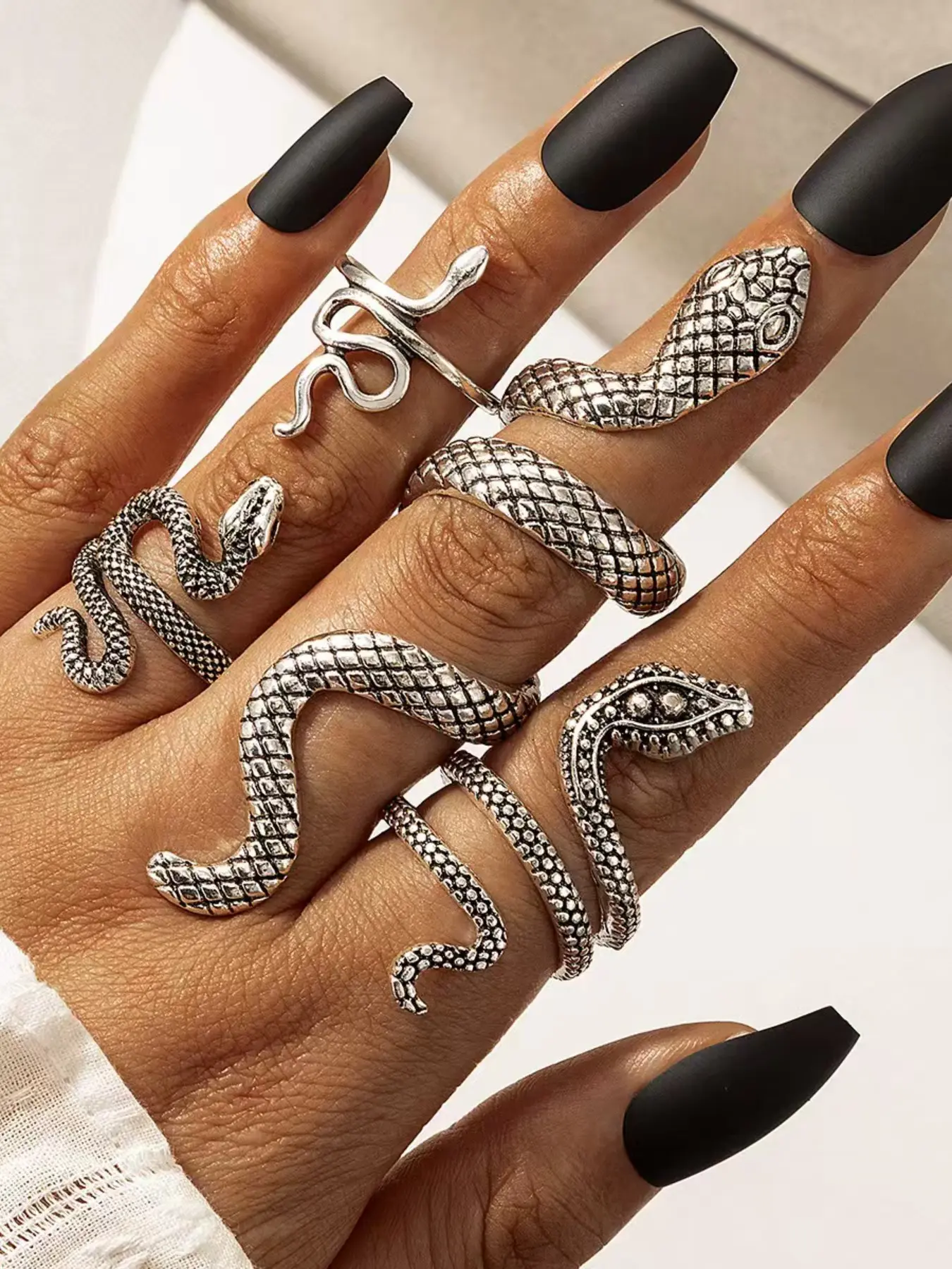 4 Piece Serpent Ring Set Luxury Gothic Snake Adjustable Rings Minimalist Statement Jewelry Vintage Silver Tone Durable Alloy Detailed Scales Design Fashion Accessories for Women Men Daily Wear Party Gift Halloween Costume Elegant Street Style Trendy Set