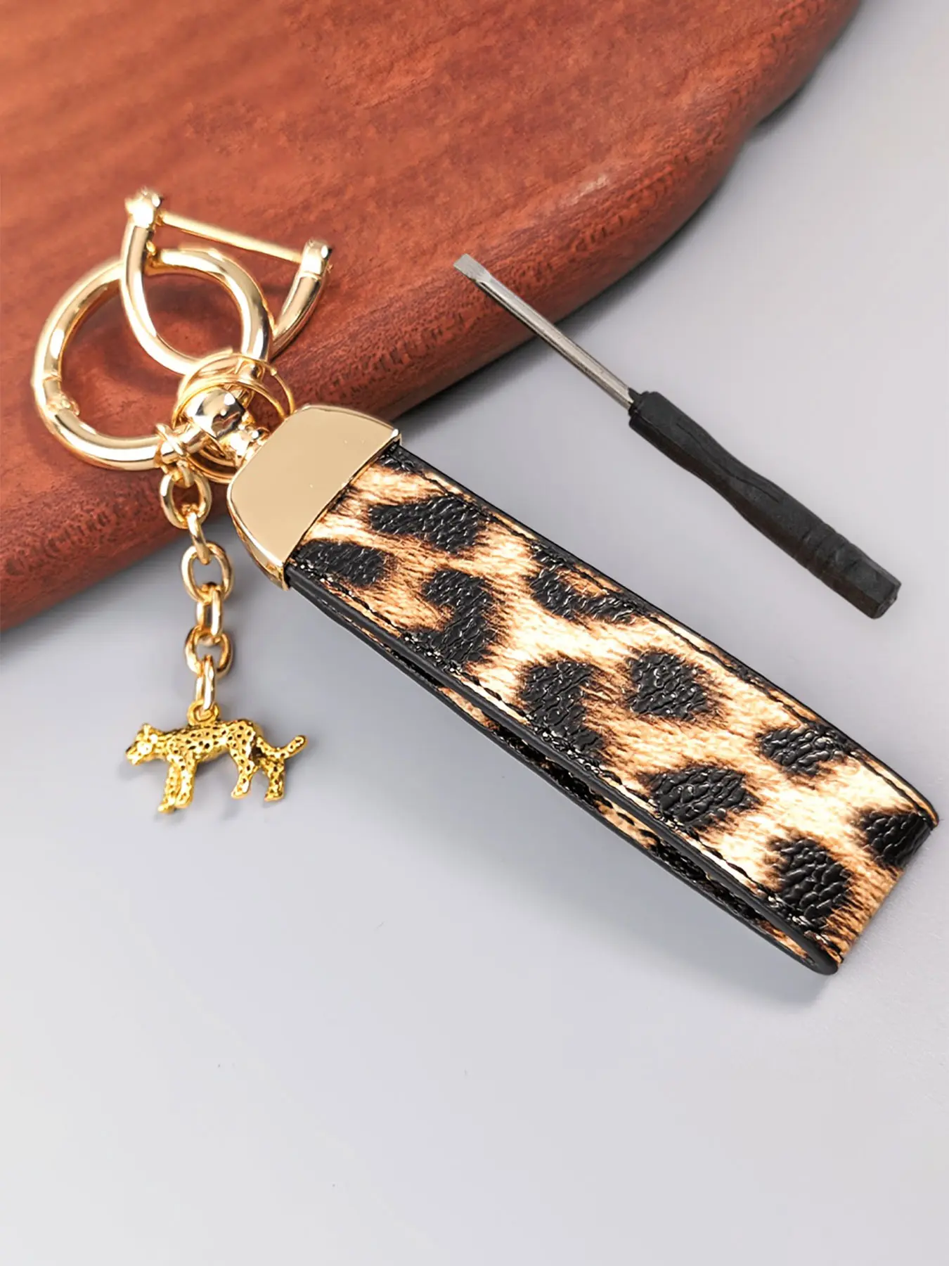 Leopard Print Car Key Holder Lanyard with Cheetah Charm Leopard Key Strap Bag Charms,Faux PU Leather Leopard keychain Animal Print Key Fob,Fashion Keychain,Car Key Chains,Anti-Lost D-Ring Key FOB Strap,Women Men Car Key Charm Chain Purse Bag Accessories