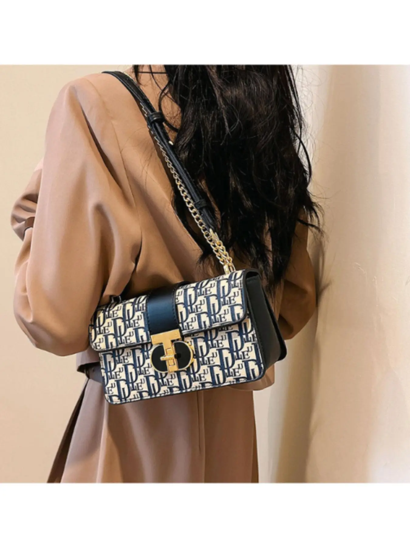 2026 New French Printed Chic Chain Crossbody Bag Retro Square Shoulder Bag High - end Texture Women's Handbag Versatile Tote