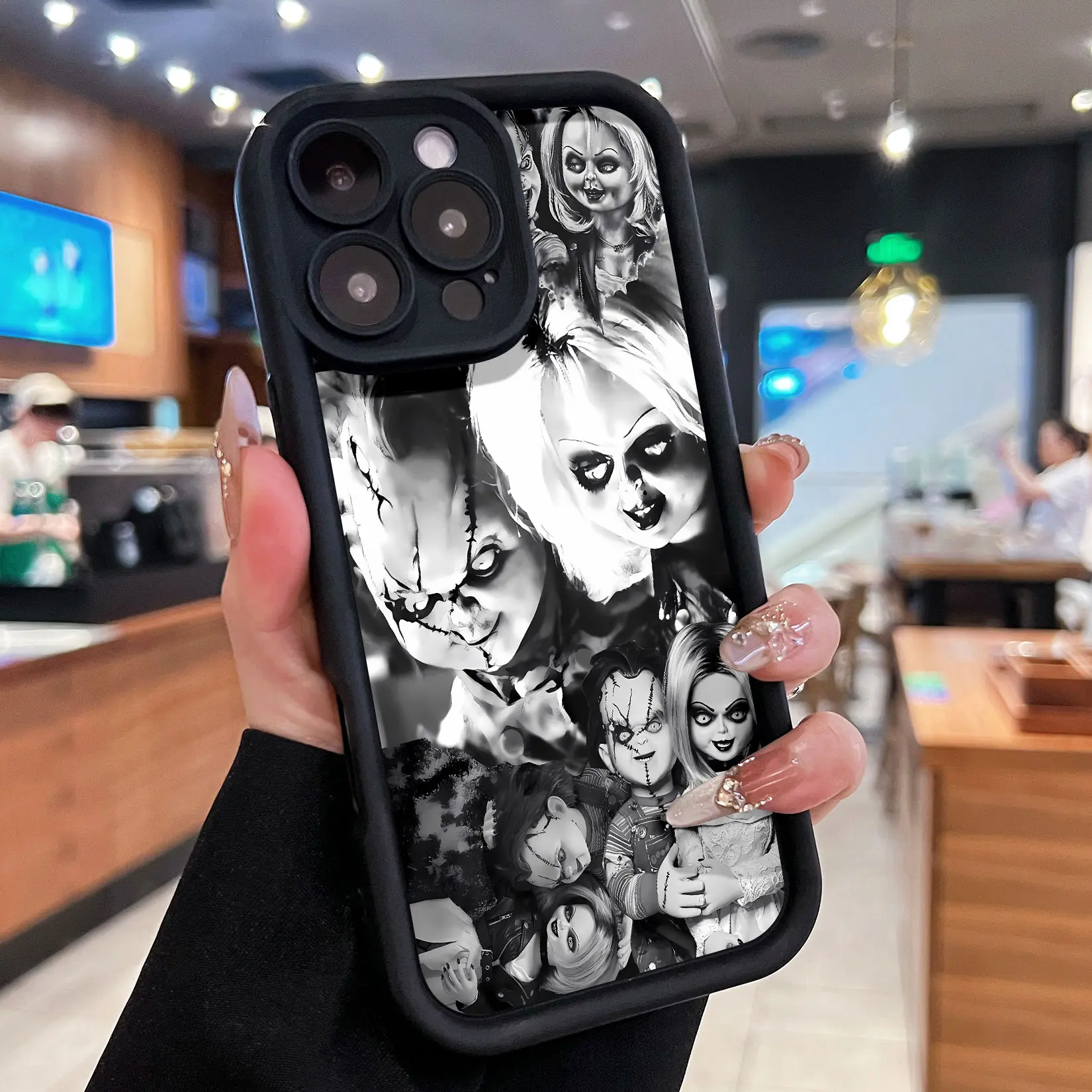 Horror black and white illustration of Chucky and Tiffany. Phone case compatible with Samsung, Apple, VIVO, OPPO, Motorola, Google, Xiaomi and Honor. Made of TPU silicone, they offer protection against bumps and falls.