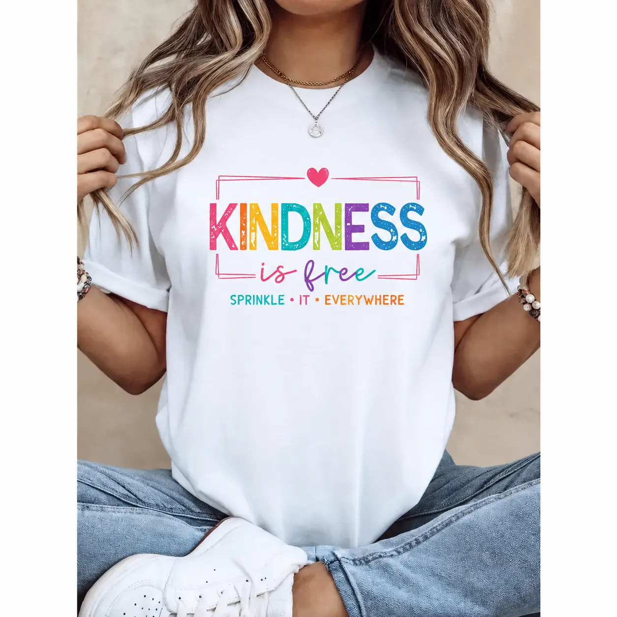Fashionable women's retro print round-neck short-sleeve T-shirt with the message "Kindness is free, spread it everywhere." Suitable for casual daily wear, a Mother's Day gift for mom