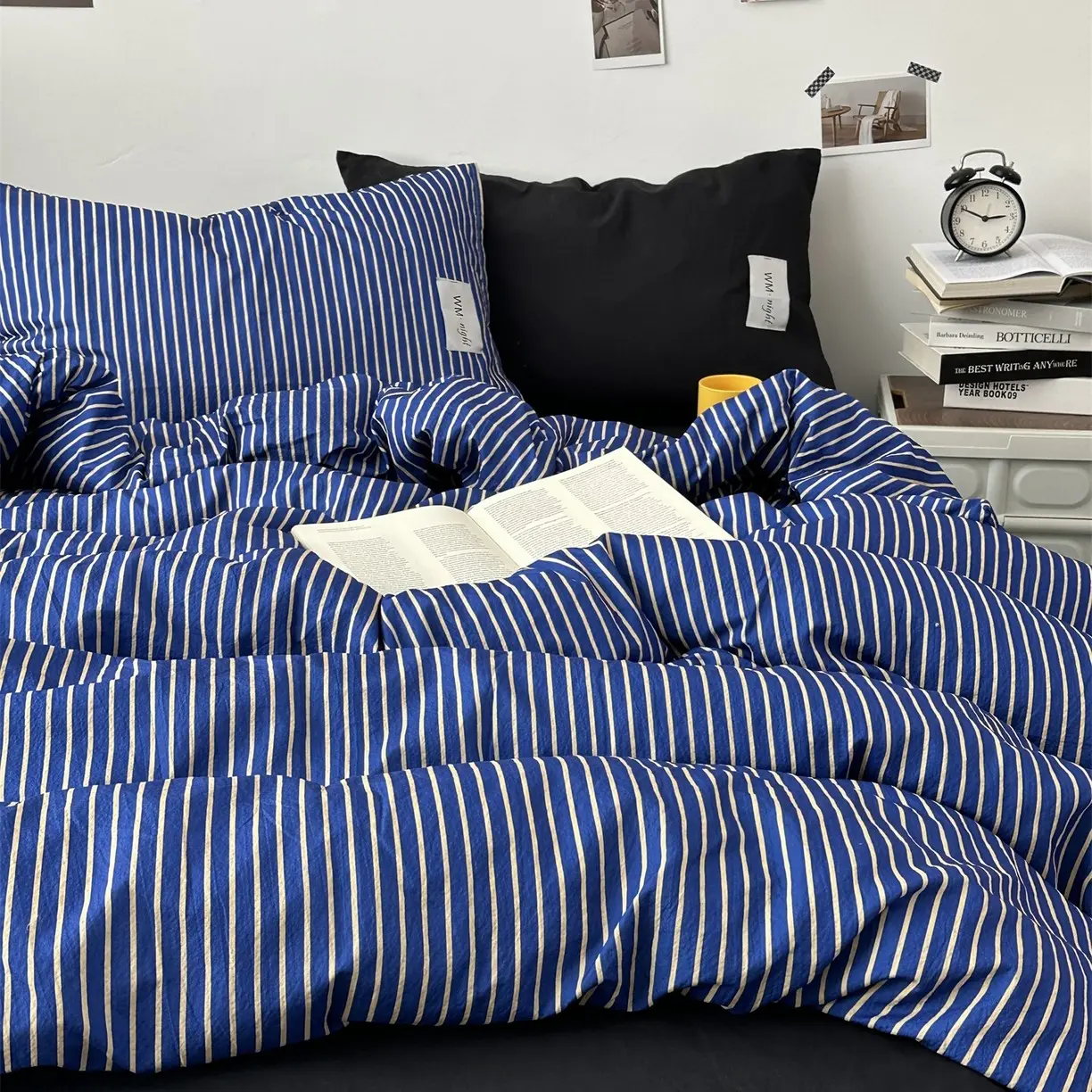 4PCs New dark blue striped four-piece bedding set(1PC duvet cover+2PC pillowcases+1PC bedsheet), soft to the touch and skin-friendly, can be used in all seasons, As a gift for friends and family, it is both practical and tasteful.