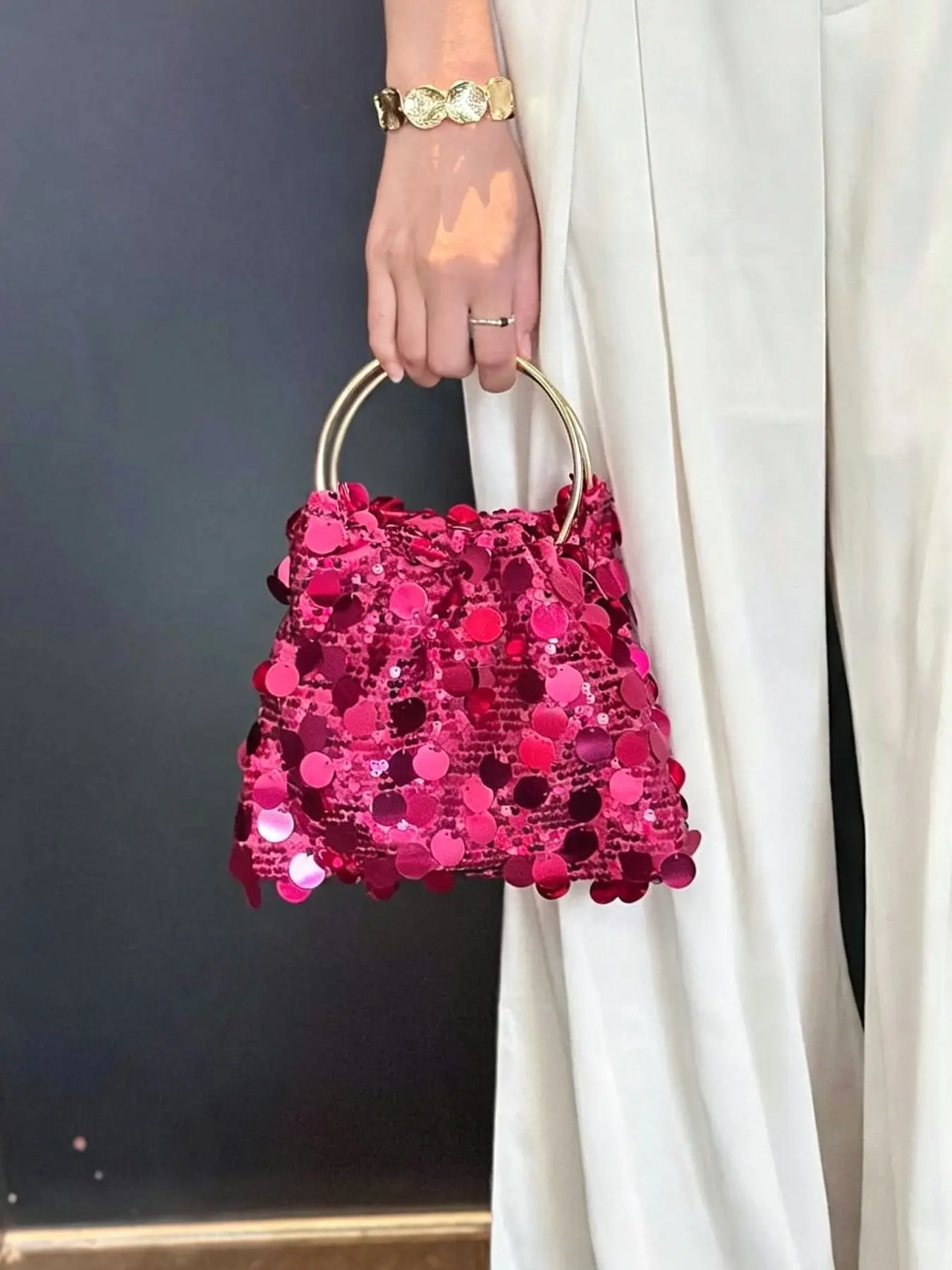 Ladies' fashionable casual crossbody with chain bag, sequin shoulder bag, bold chain design, sparkling dinner decoration, holiday party choice, elegant evening accessories, suitable for attending dinners, banquet events, pink sequin niche design