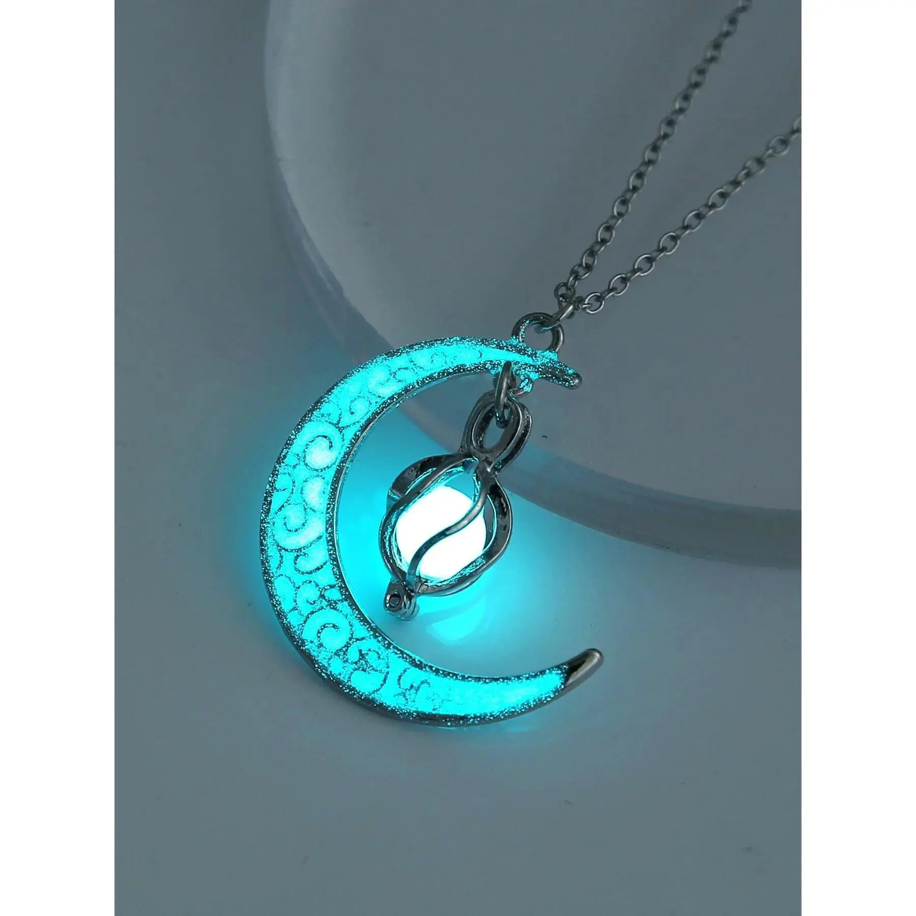 Women's Glow-in-the-Dark Moon Pendant Necklace - Adjustable Luminous Crescent Chain, Celestial Jewelry & Meaningful Fashion Gift for Daughter