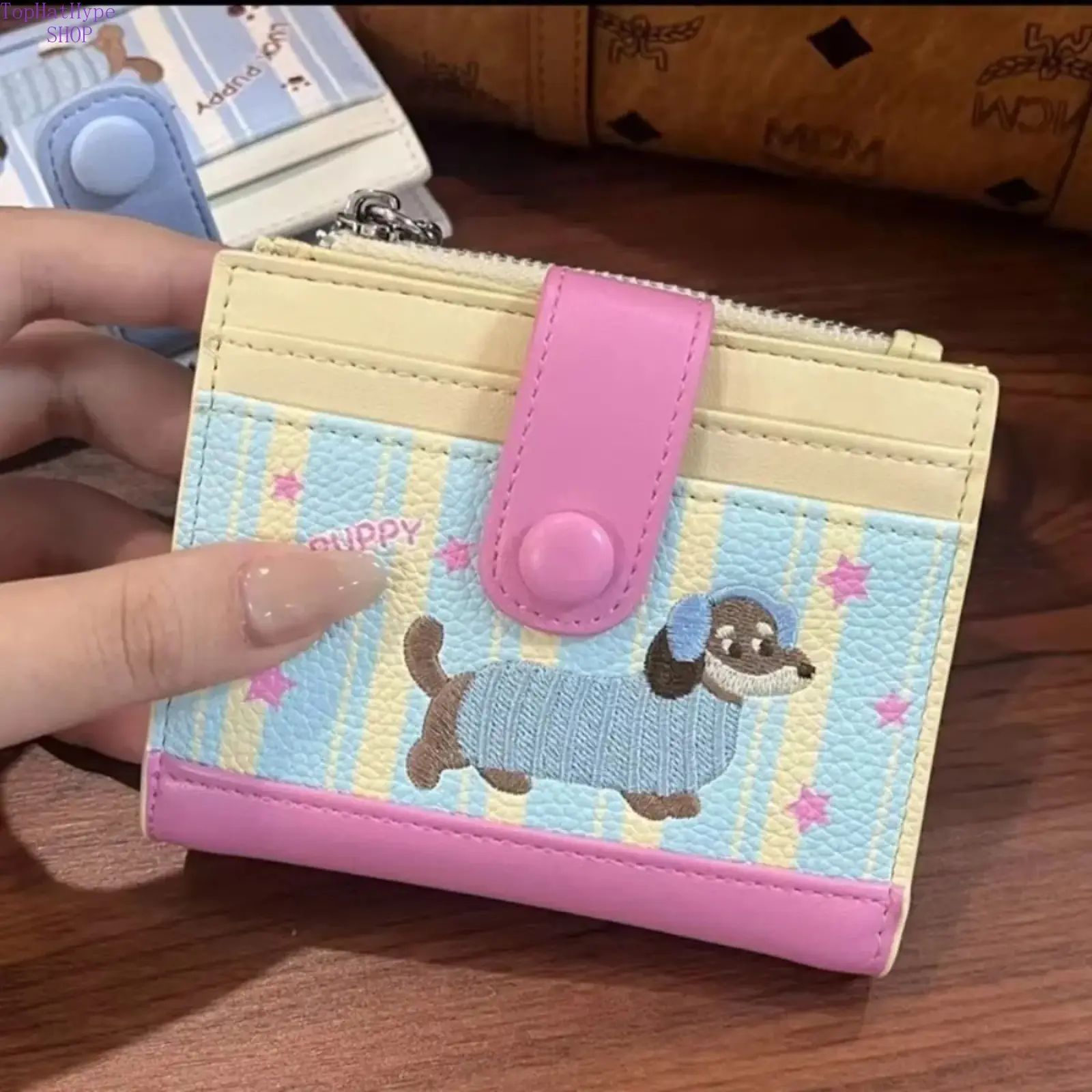 Women’s Dachshund Print Short Wallet, Lightweight PU Leather Foldable Minimalist Card Holder, Multi‑Slot Slim Purse, Compact Fashion Billfold for Daily Shopping Travel, Lovely Small Gift for Dog Lovers