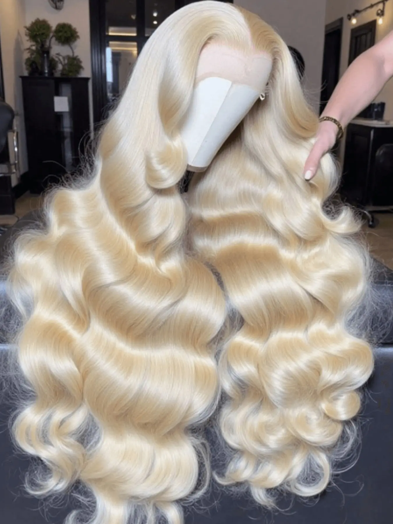 32-inch 613 13x4 Lace Front Wigs 200 Density Golden Hair Body Wave Lace Front Wigs Pre-Made Golden Hair Wigs 613 HD Lace Front Wigs