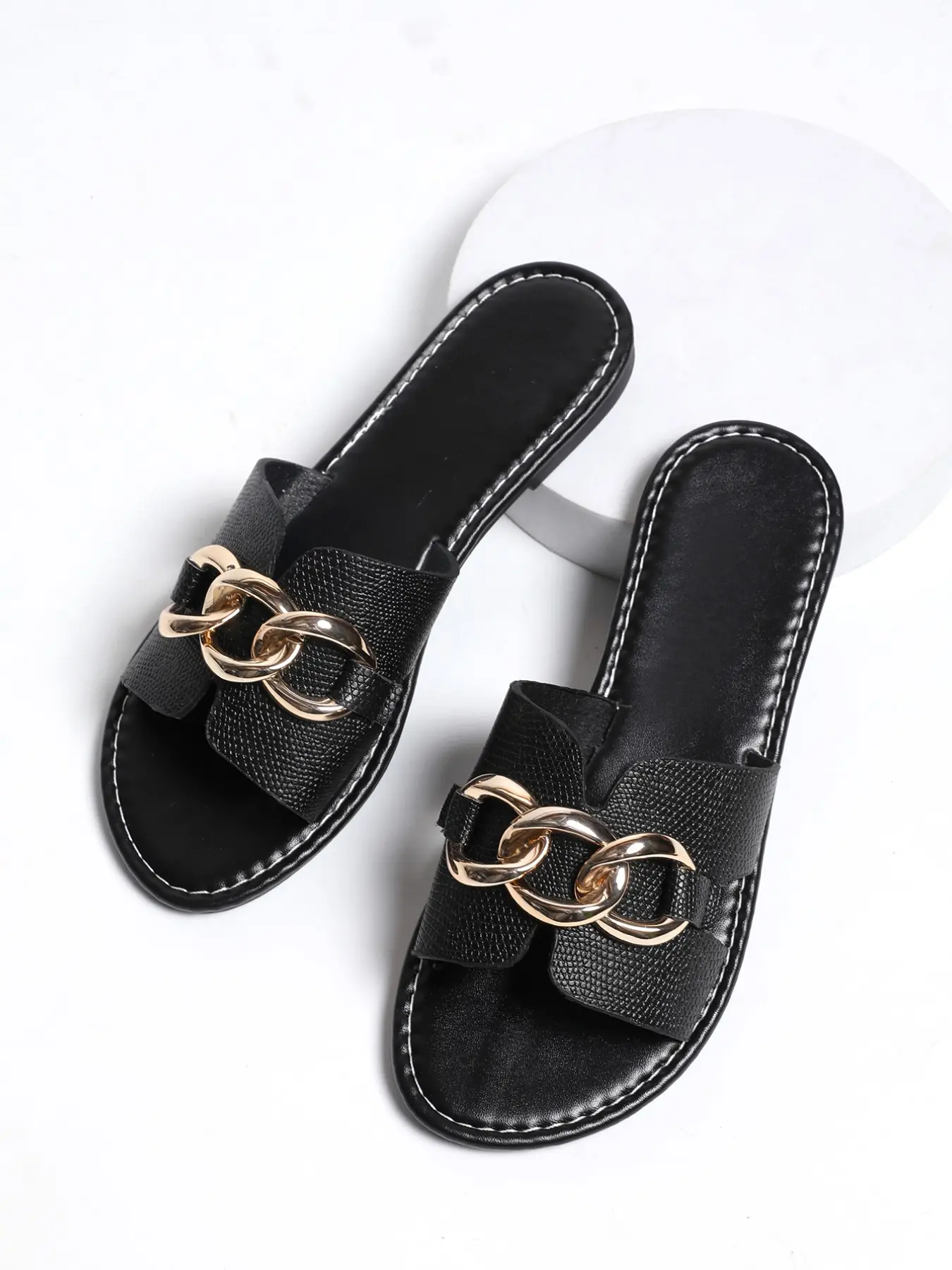 Women's Chain Sandals, Luxury Link Flat Summer Slippers, Fashion Old Money Style Slip-On Shoes, Casual Beach Vacation Flip Flops, Fashionable Pu Slides, Chic Summer Footwear, Footwear for Beach