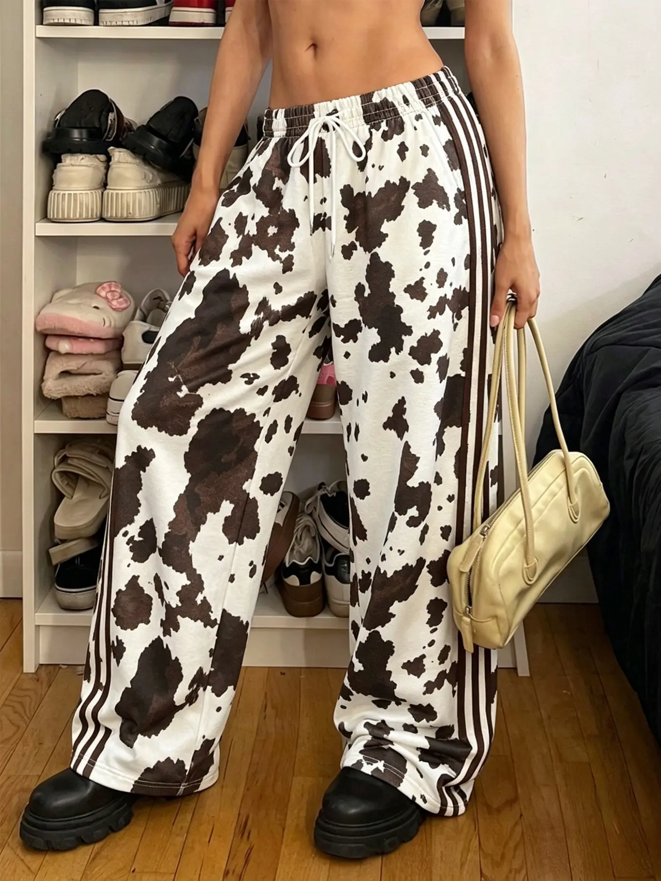 Women's Fashionable Cow Print Wide-Leg Sweatpants, Side Striped Drawstring Loose Trousers, Suitable for Street Style, Streetwear, Everyday Casual Outings.