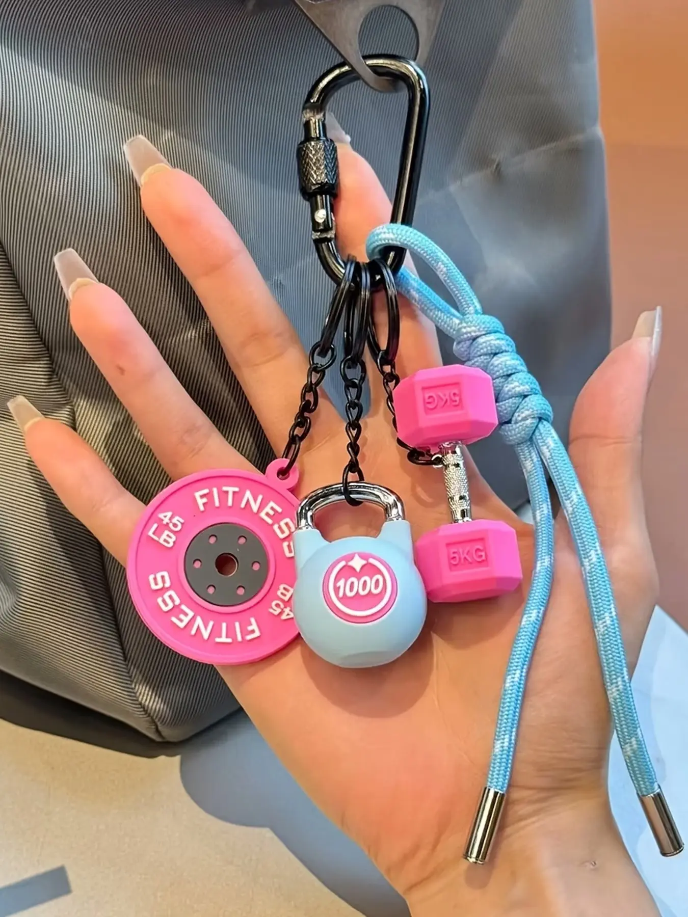Dopamine Mini Dumbbell, Kettlebell & Weight Plate Keychain Set, Fitness Theme Bag Charm, Key Charms with Braided Rope & Metal Carabiner, Anti-lost Accessory for Backpacks, Keys & Handbags, Practical Gift for Gym Lovers, Fitness Enthusiasts & Teenagers