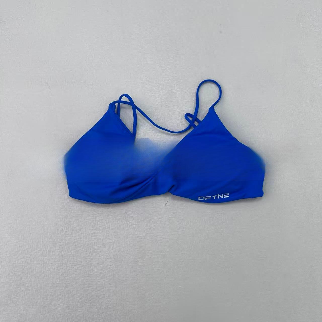 DFYNE's knotted sports bra looks amazing as outerwear! Seamless, matte fabric, padded yoga straps, perfect for both workouts and everyday wear.