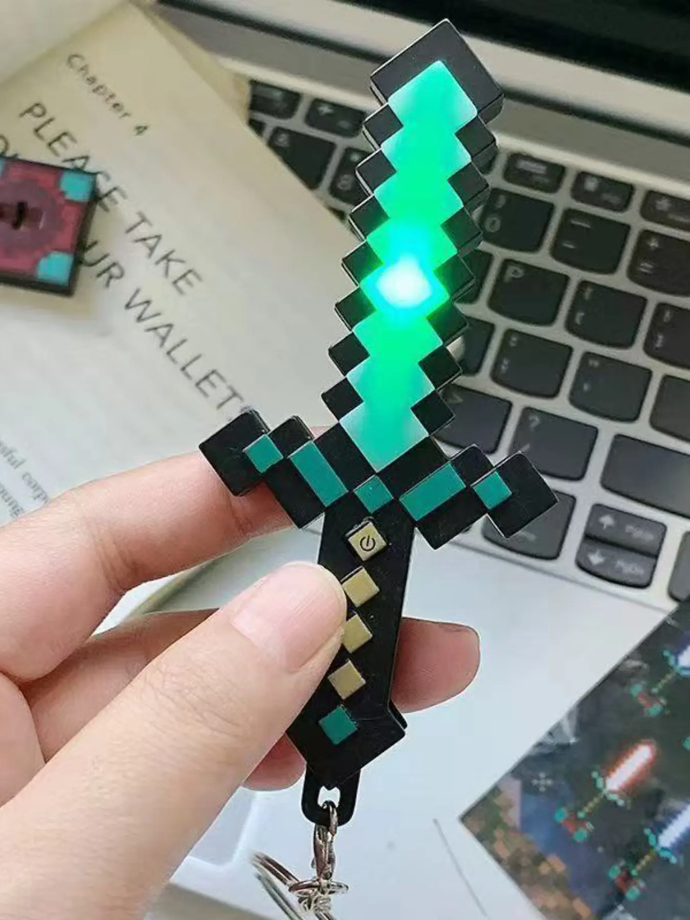 Mini Diamond Sword Glowing Feature Keychain Charm, Minecraft Theme, Rechargeable Color-Changing Children's Toy Pendant, Creative Holiday Small Gift