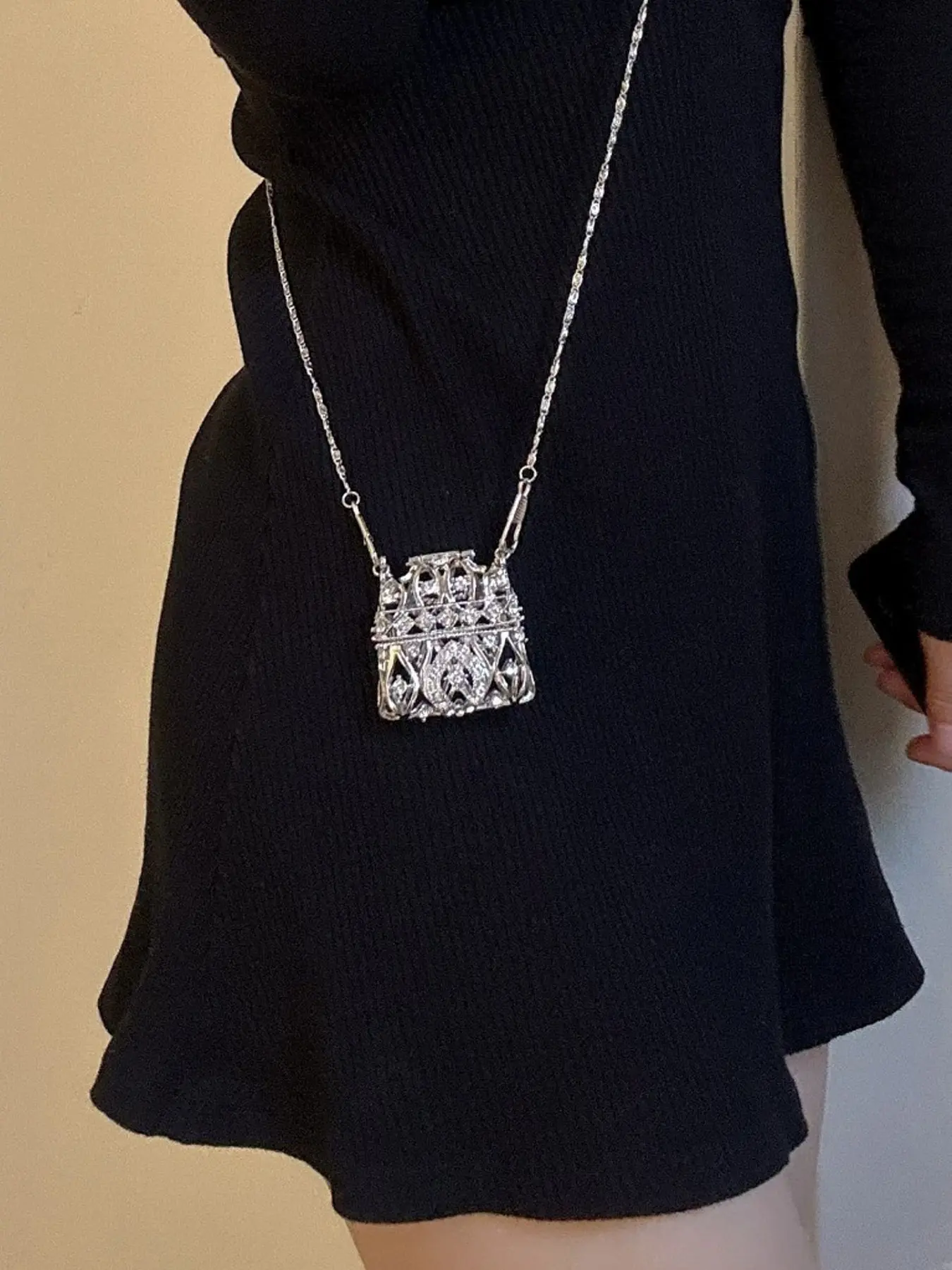 Vintage Metal Hollow Out Sparkling Rhinestone Mini Bag Necklace for Women, Fashionable Cross Body Chain, Party Wedding Gift Jewelry