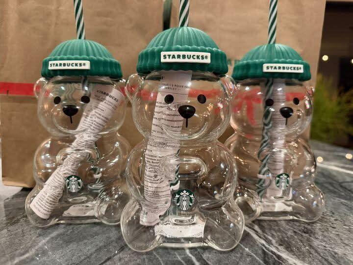 2025 Holiday Collection Viral Bearista Cold Cup, Cute Teddy Bear Glass CUp With Green Beanie-Style Lid & Stripped Straw, Nostalgia Coffee Mugs, Beer Wine Cocktail Drinks Glassware, New Model Bear Glass Cups