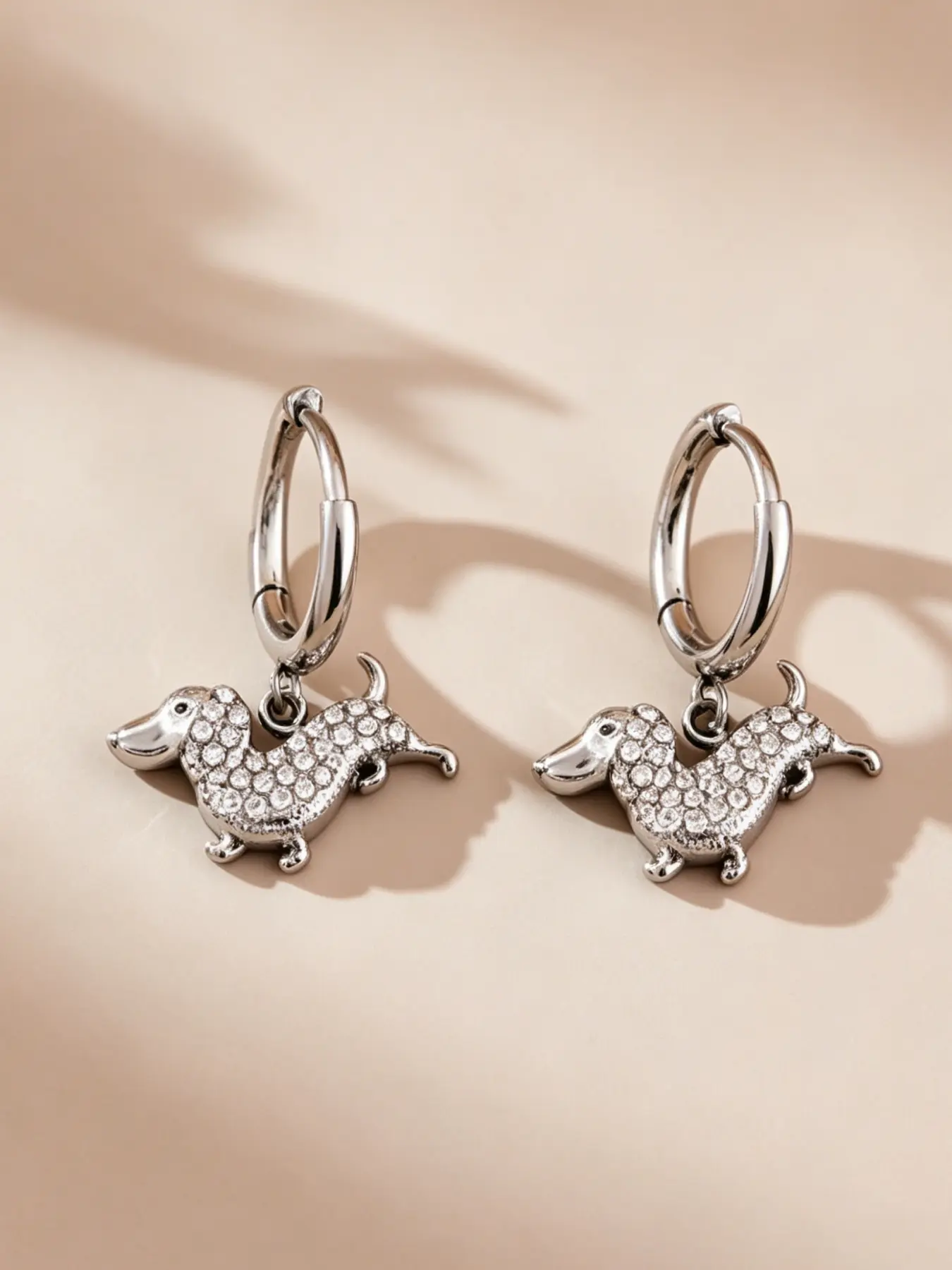 A pair of diamond studded dachshund shaped circular earrings, with a playful and exquisite style and a touch of light luxury, suitable for wearing in various scenarios such as daily commuting, dating, leisure, and light gatherings.
