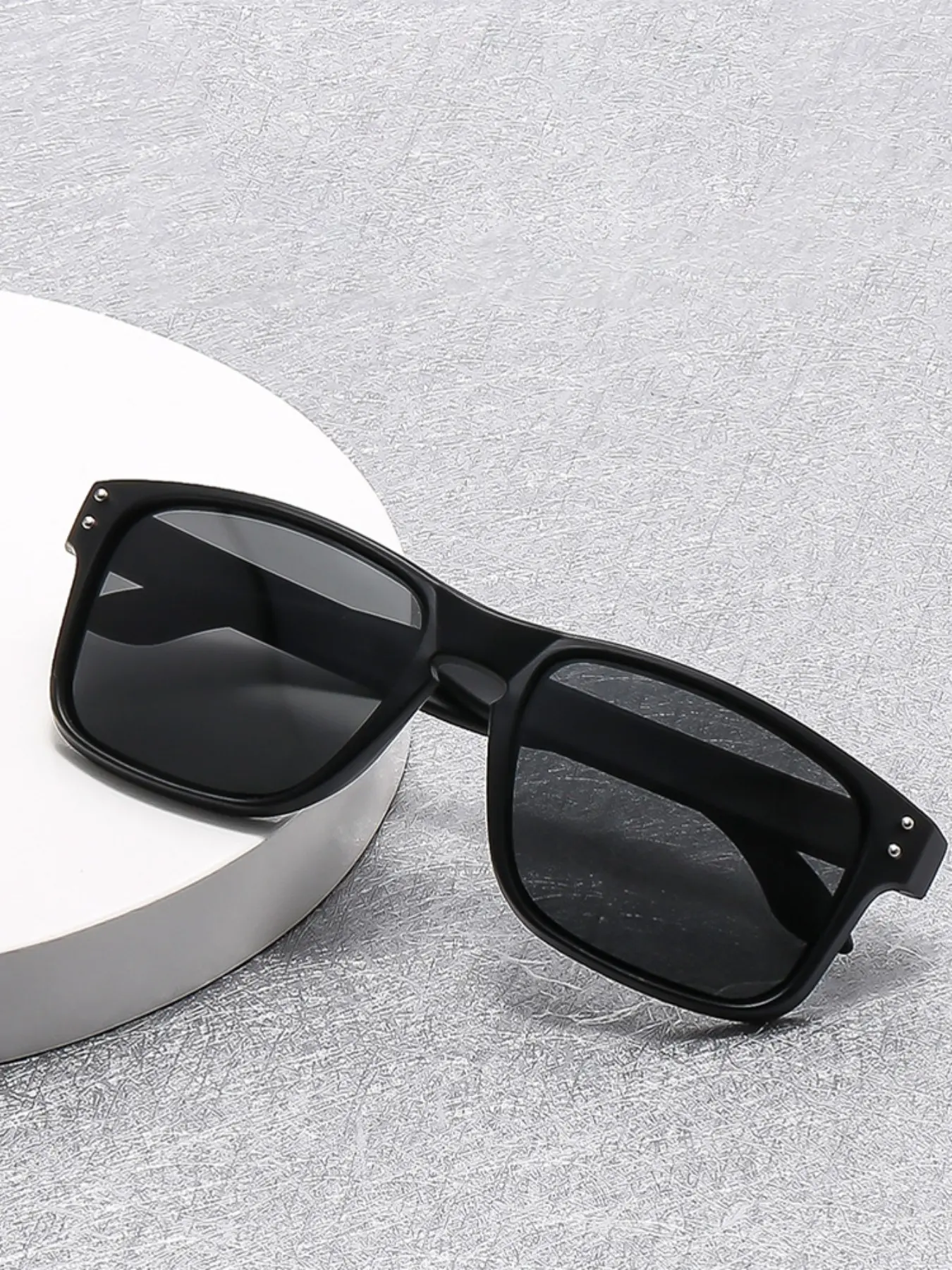 Unisex Large Frame Sunglasses, Trendy Full Lens UV Protection, Fashionable Eyewear for Outdoor, Driving, Beach Activities
