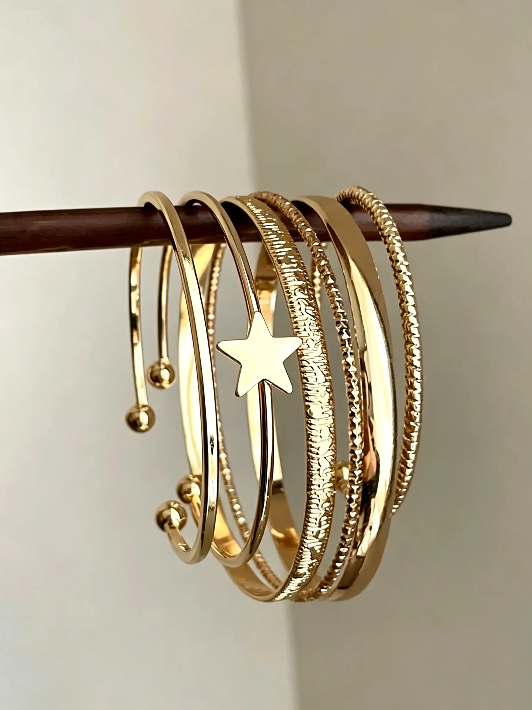 Women 6Pcs Stackable Thin Gold Bangle Set, Bracelets Stacking, Star Charm Smooth & Textured Cuff Bracelets, Fashion Wrist Accessory for Daily Dating Club Party Occasions