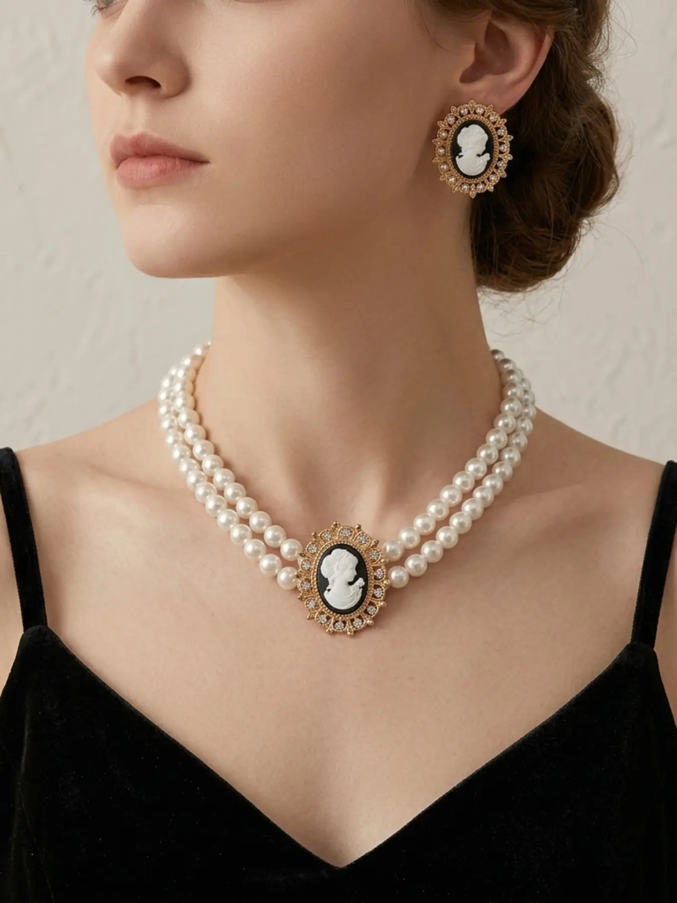 Vintage Relief Portrait Jewelry Set Dual Layer Imitation Pearl Necklace Dangle Earrings with Rhinestones Trim Elegant Wedding Accessories Necklace and Earring Set