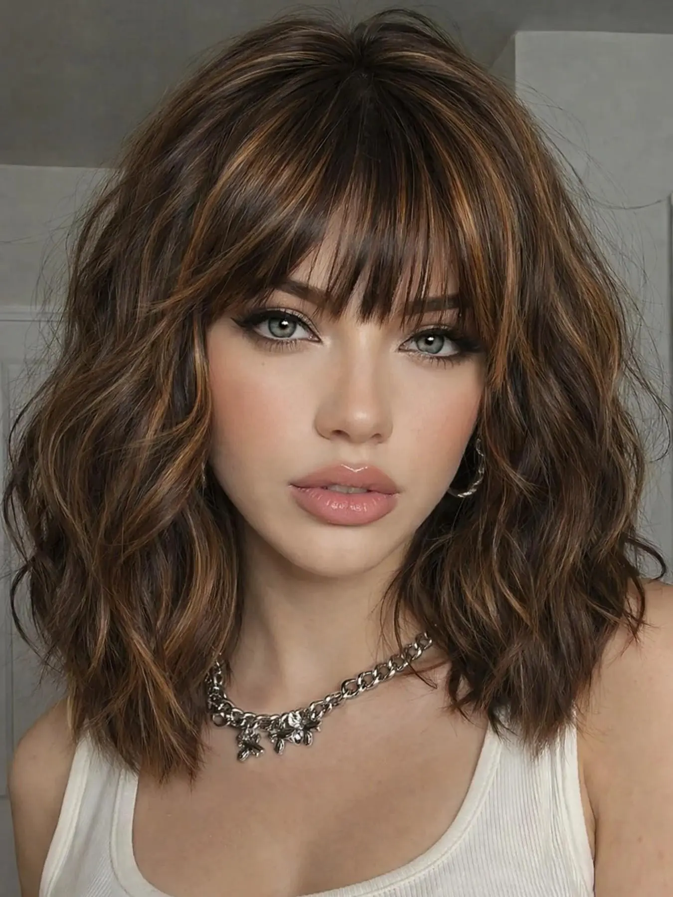 Short Highlight Wig with Bangs for Women, Bob Synthetic Loose Wave Wig, Natural Shoulder Length, Wavy Heat Resistant, Daily Party Use