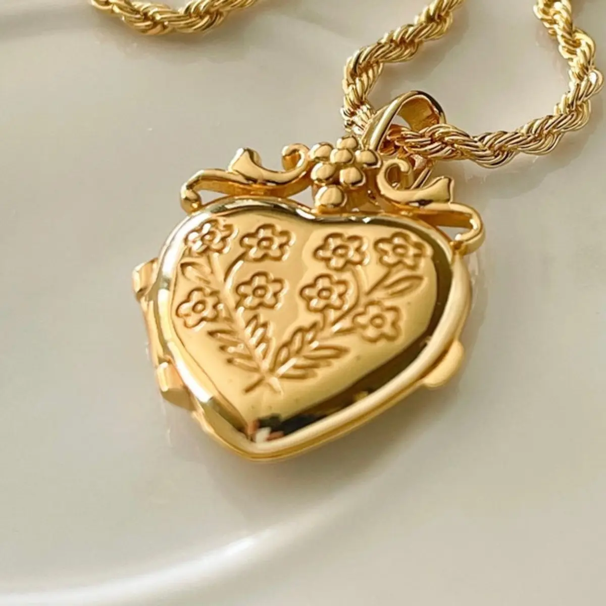 Heart Locket Pendant Necklace for Women, Openable Square Love Charm With Gold Plated Alloy Finish, Vintage Keepsake Jewelry for Daily Wear, Layering, Parties and Gift Giving