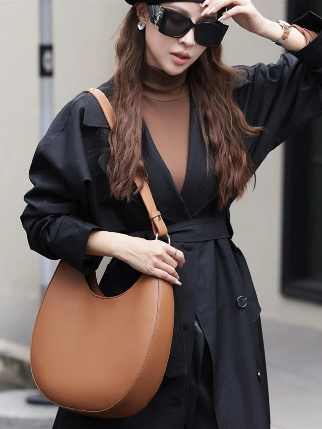 2025 new niche design special-shaped crescent bag, semi-round bag, one-shoulder underarm women's bag, leather messenger tote bag
