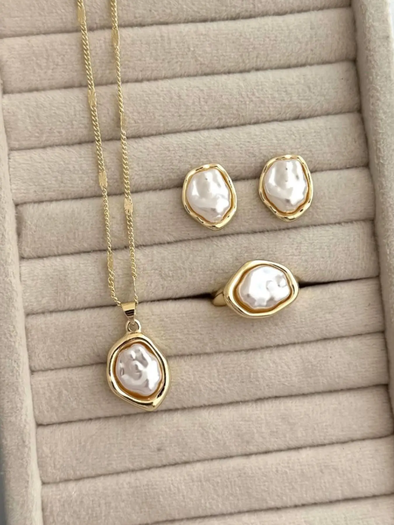 Vintage French Baroque Pearl 3-Piece Elegant Jewelry Set for Women, Irregular Flat Pearl Bezel Necklace Earrings Ring Combo, Available in Gold & Silver, Minimalist Daily Commute Accessories, Birthday Gift for Girlfriend & Best Friend