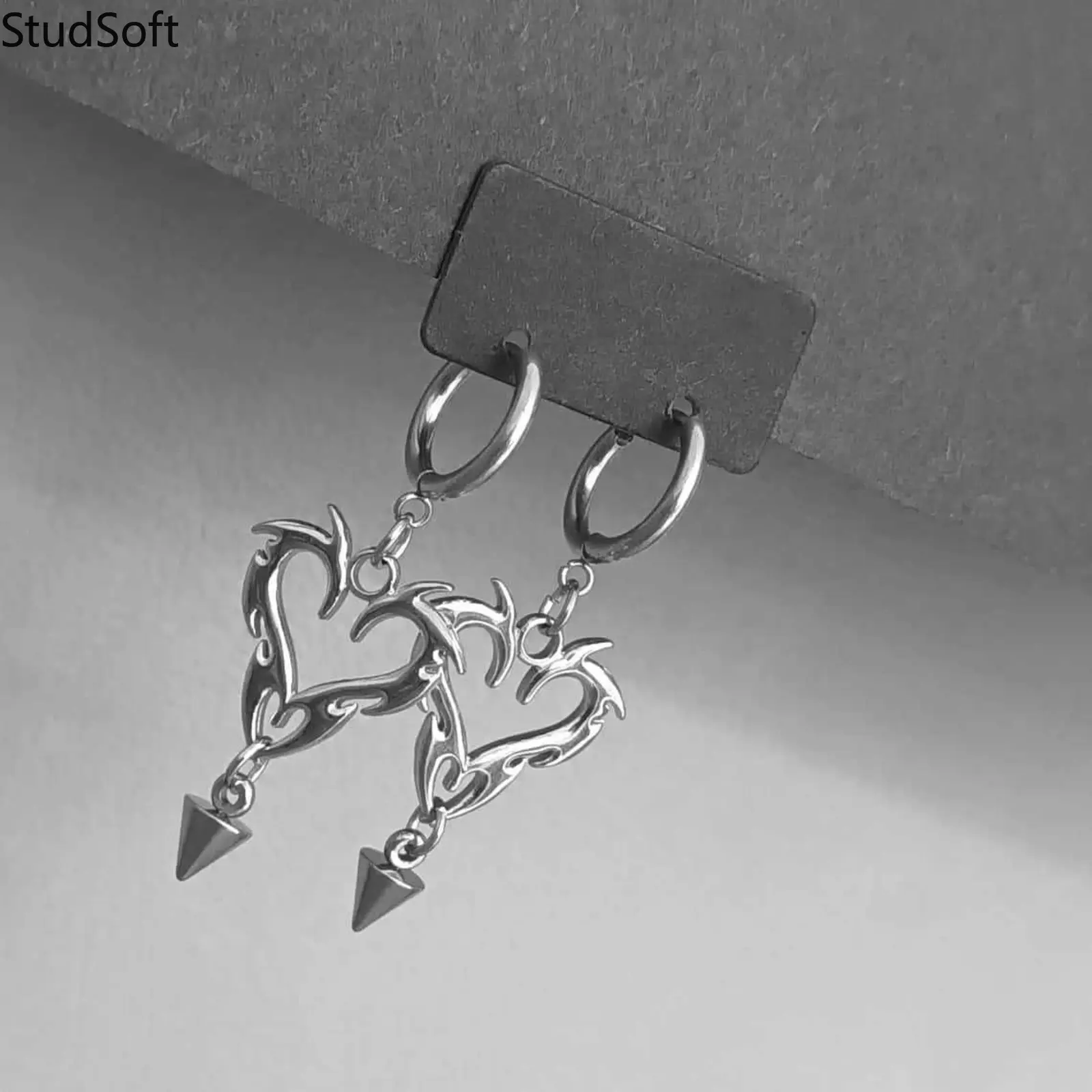 Gothic Heart Hoop Earrings for Women Silver Thorny Liquid Metal Heart Dangle Earring Y2K Cyberpunk Punk Style Grunge Aesthetic Jewelry Gifts