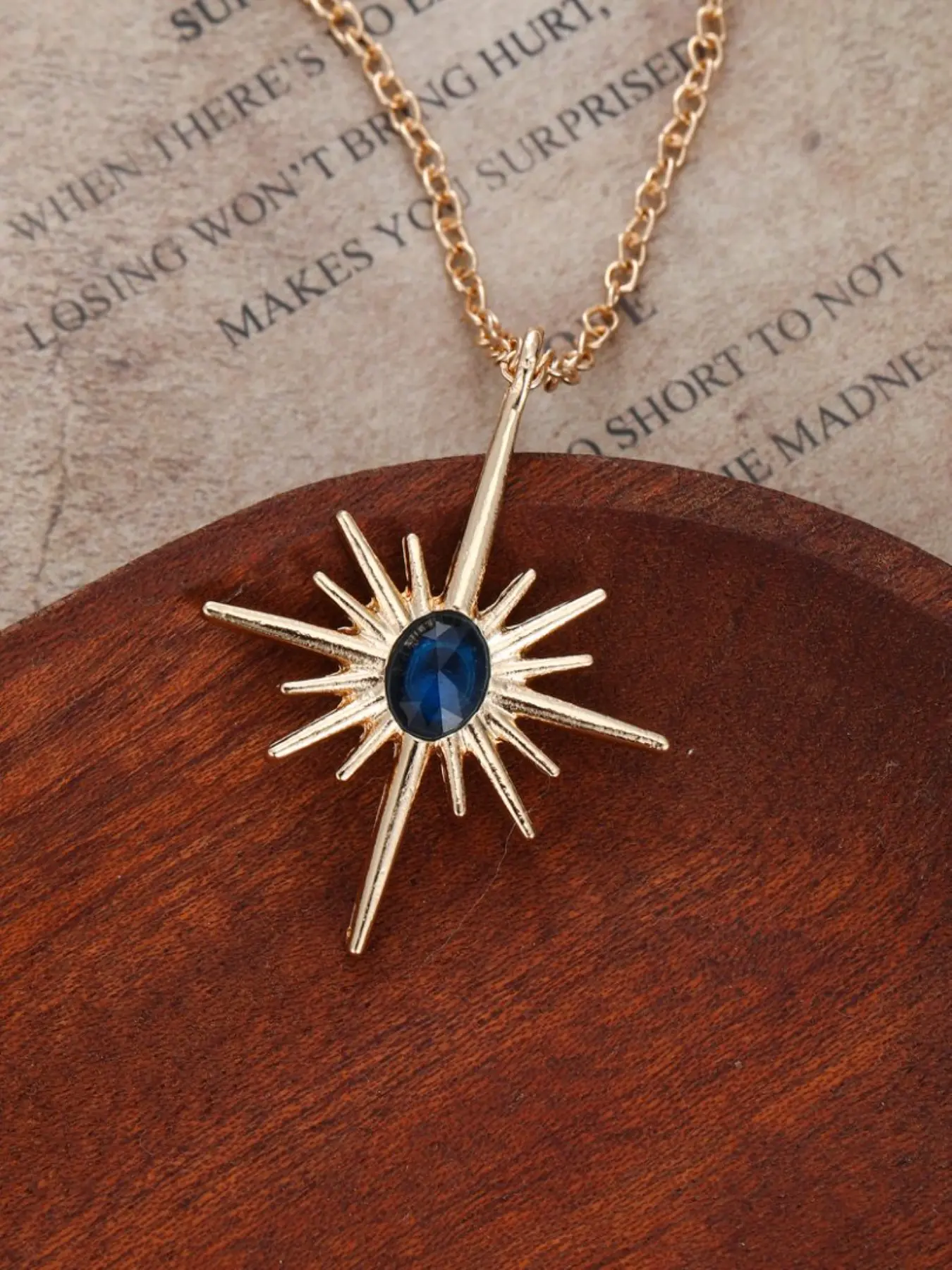 A Vintage-Style 3D Radiating Sunburst Sapphire-Inspired Necklace for Women: Light Luxury, Niche Design, Fashionable, Unique, and Versatile for Everyday and Commute Wear
