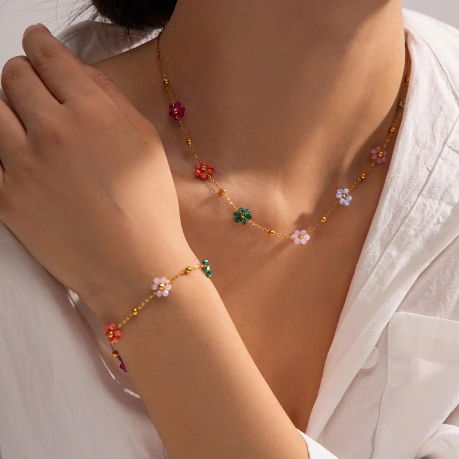Women Dainty Flower Necklace, Boho Colorful Crystal Bead Floral Chain, Handmade Multi-Colored Flower Pendant Gold Chain, Thin Adjustable Ladies Collar Necklace, Non-Tarnish Lightweight Fashion Jewelry, For Daily Wear Vacation Dating Wedding Party Matching