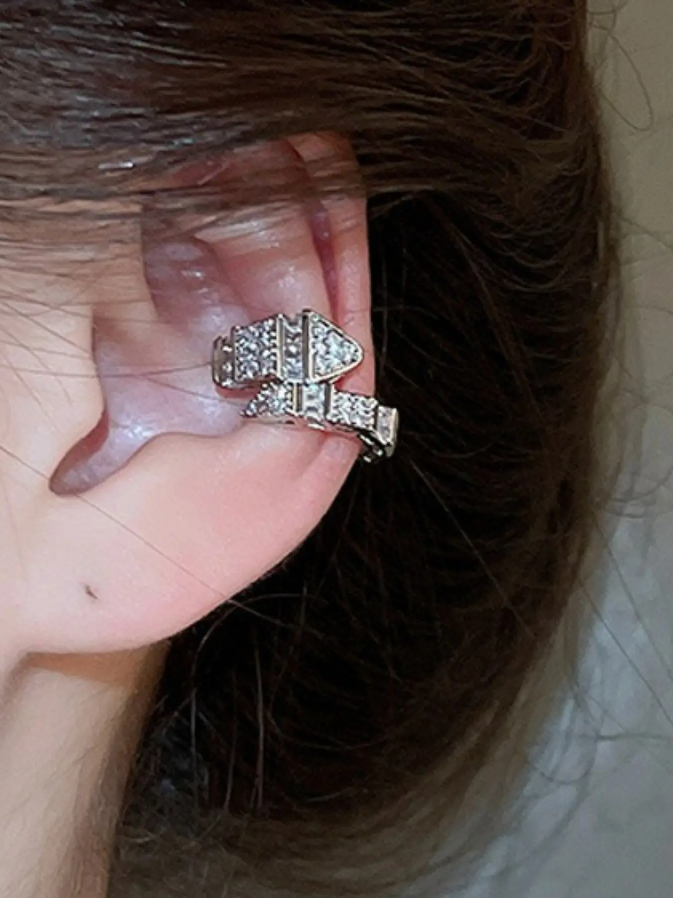 Snake Shape C-Shaped Zircon Ear Clip, Unique Creative No-Piercing Tragus Clip, Elegant Luxury High-End Jewelry, Trendy Fashion Accessory