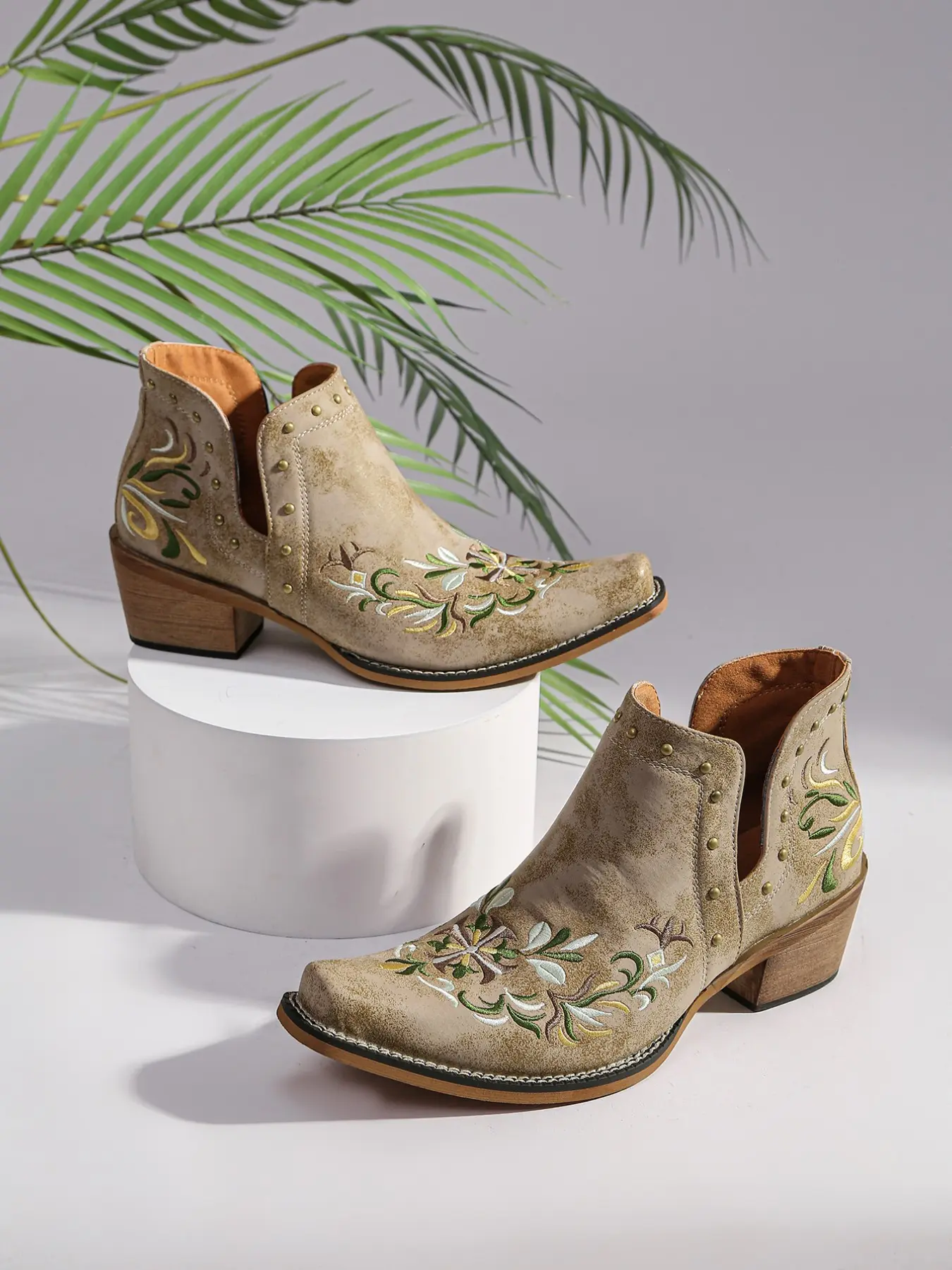 American retro embroidered Western cowboy women's short boots, PU leather, pointed toe, flat shoes, all season embroidered Western boots, thick heel V-neck Bohemian Chelsea boots, Embellished Cowgirl Boots