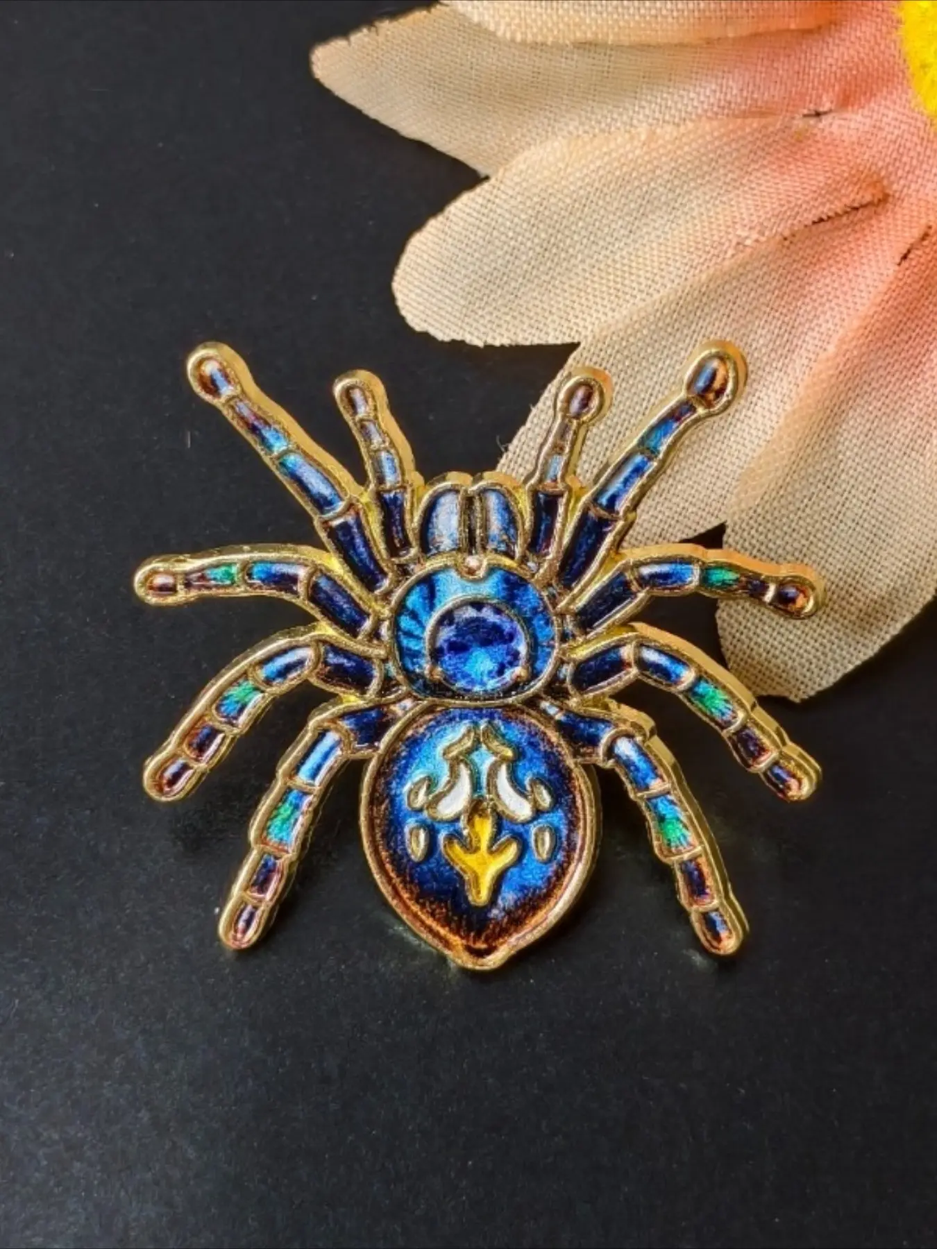 Vibrant Blue Tarantula Spider Enamel Pin, Gothic Insect Lapel Brooch, Spooky Halloween Bug Badge for Jackets Backpacks, Gift for Insect Enthusiasts, Dark Aesthetic Lovers & Halloween Decor