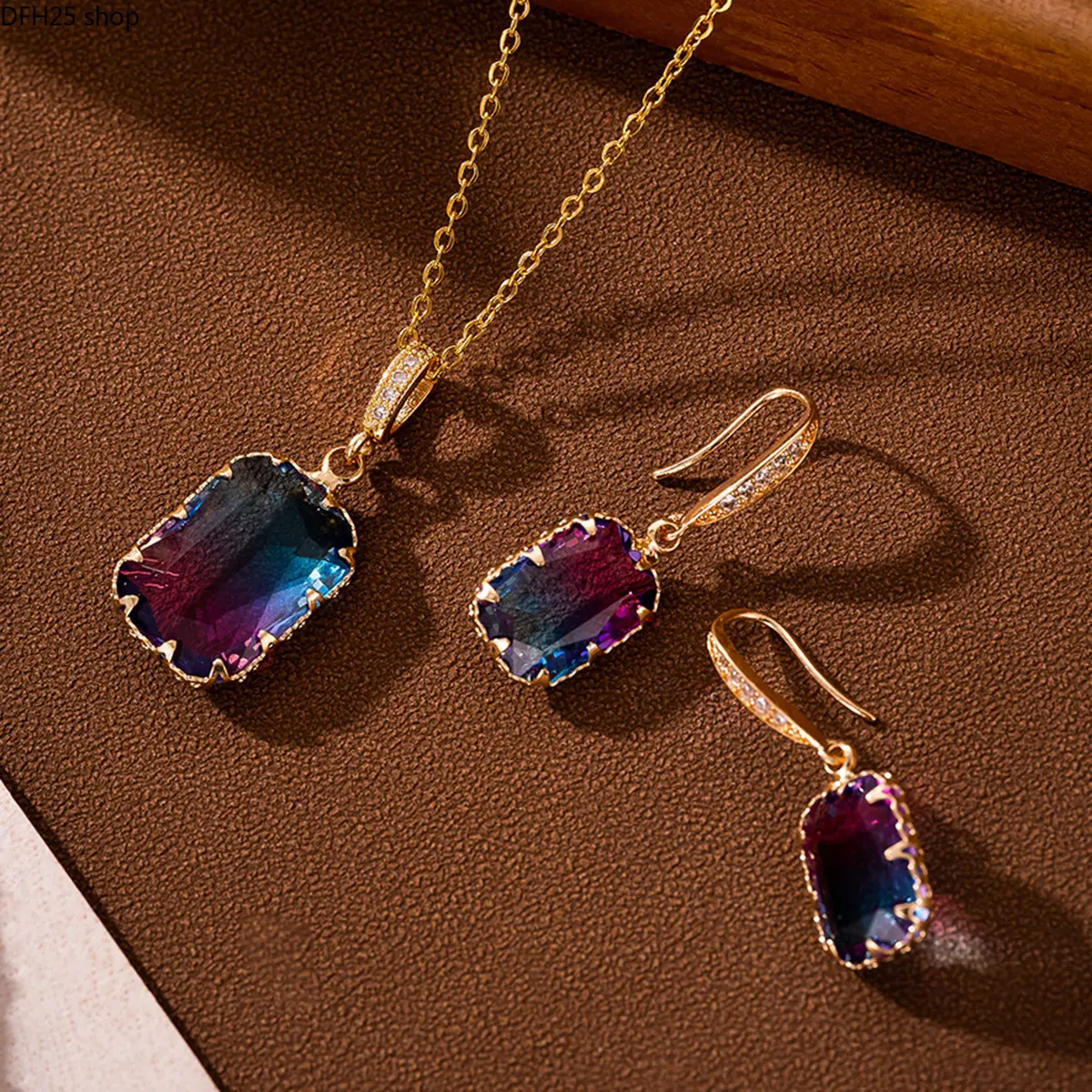 Emerald Green Drop Earrings for Women Daily Wear, Alloy Dangle Earrings with Geometric Crystal Pendant for Parties, Weddings and Elegant Outfit Styling