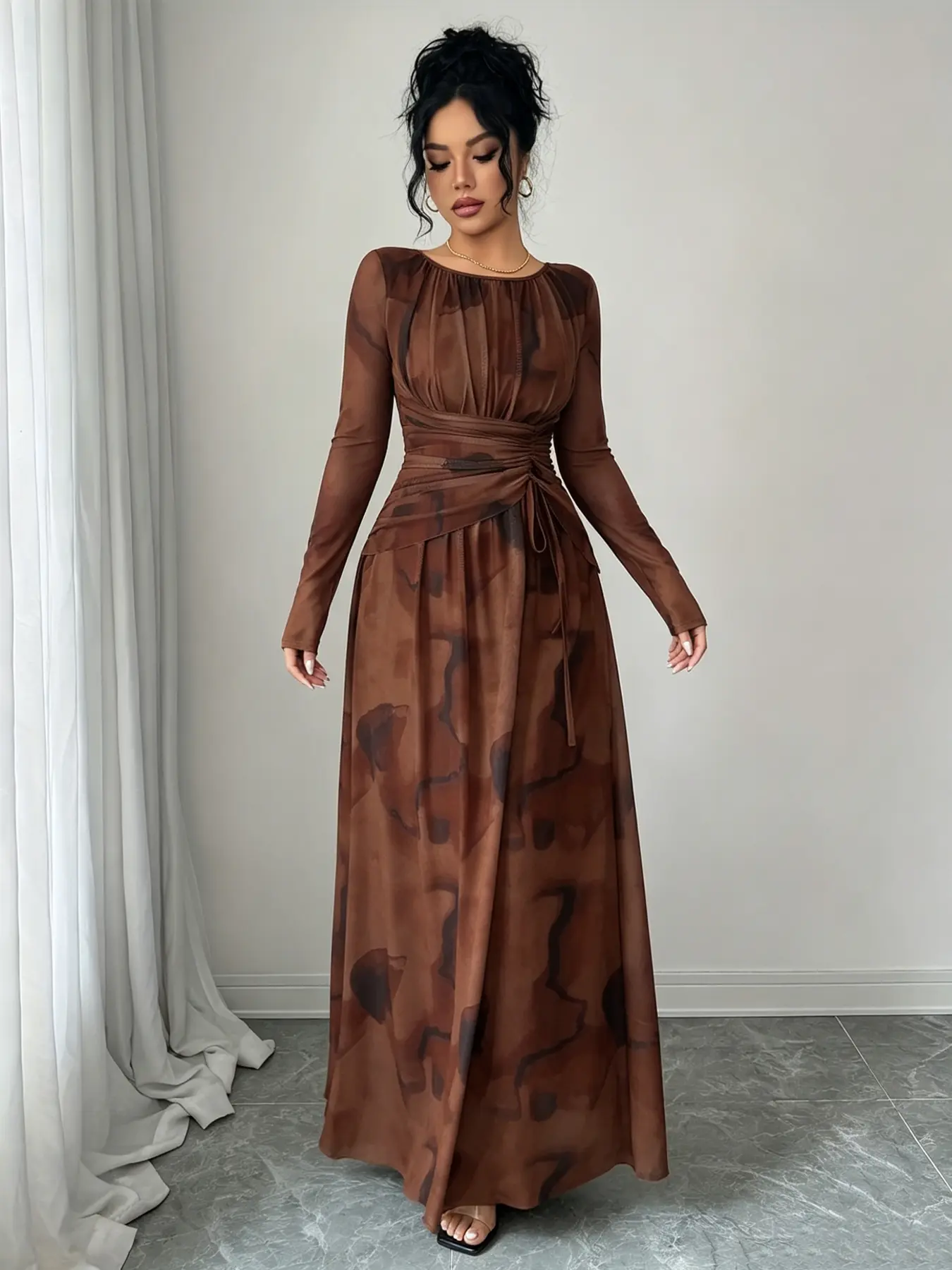 A women's brown fashionable Elegant Chic ink wash pleated dress with pleated elements adding layers, long sleeved design for sun protection, suitable for commuting to work, shopping and outdoor activities, indoor and outdoor dressing Dresses with sleeves