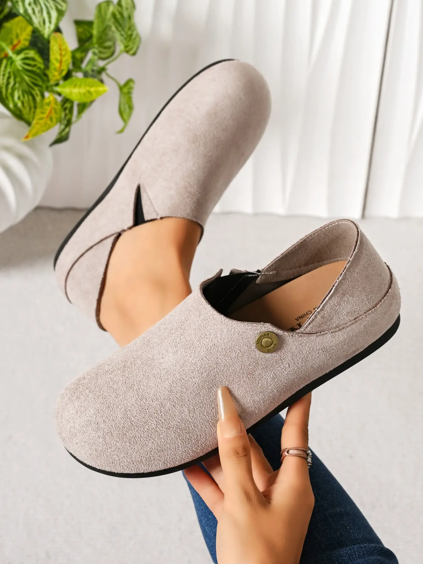 Women's Velvet Slip-On Shoes, Metal Buckle, Soft Sole, Round Toe, Ideal for Daily Commute, Weekend Outing, Comfortable and Stylish