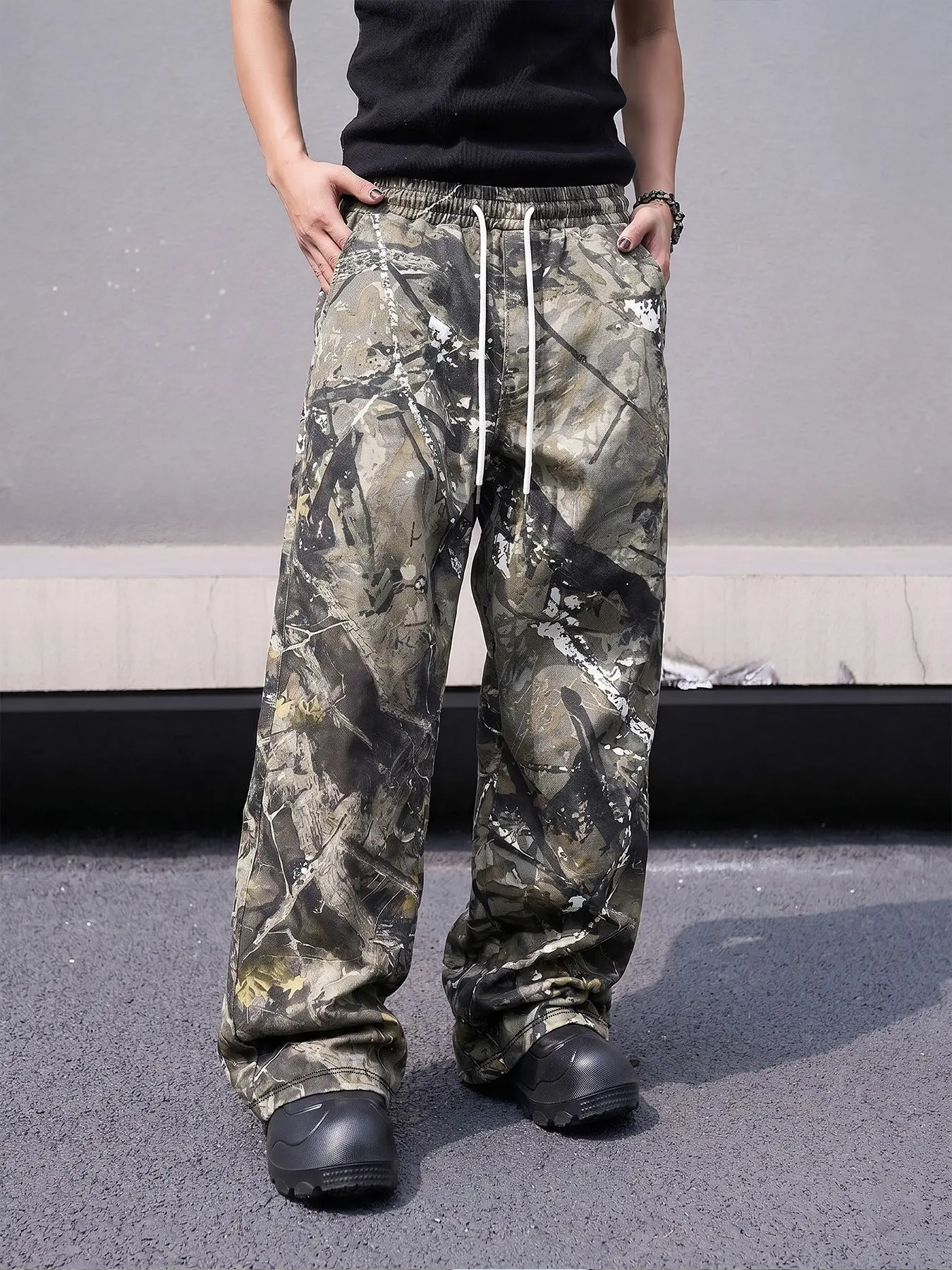 Men's Drawstring Elastic Waist Wide Leg Pants, All Over Branch Leaf Camo Full Print, Side Seam Stripe Decor, Loose Straight Street Fit, Casual Streetwear Travel, Outdoor Vintage Daily Trousers, Casual
