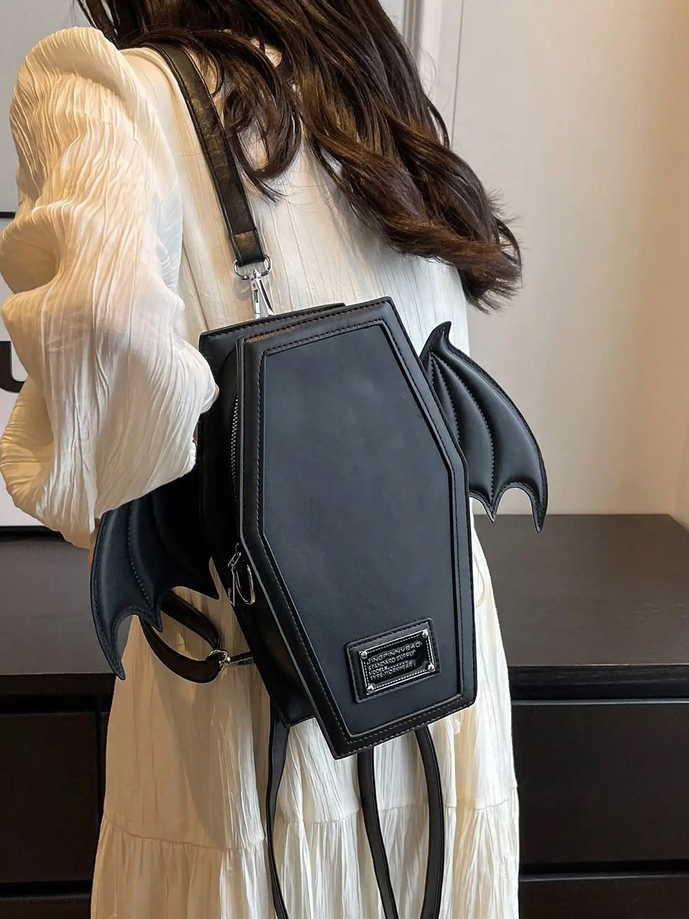 Niche design creative bat shape crossbody bag, dark style wings shape, fashionable and casual crossbody small bag, interesting personality crossbody bag, personalized fashion trend all-match Halloween bag