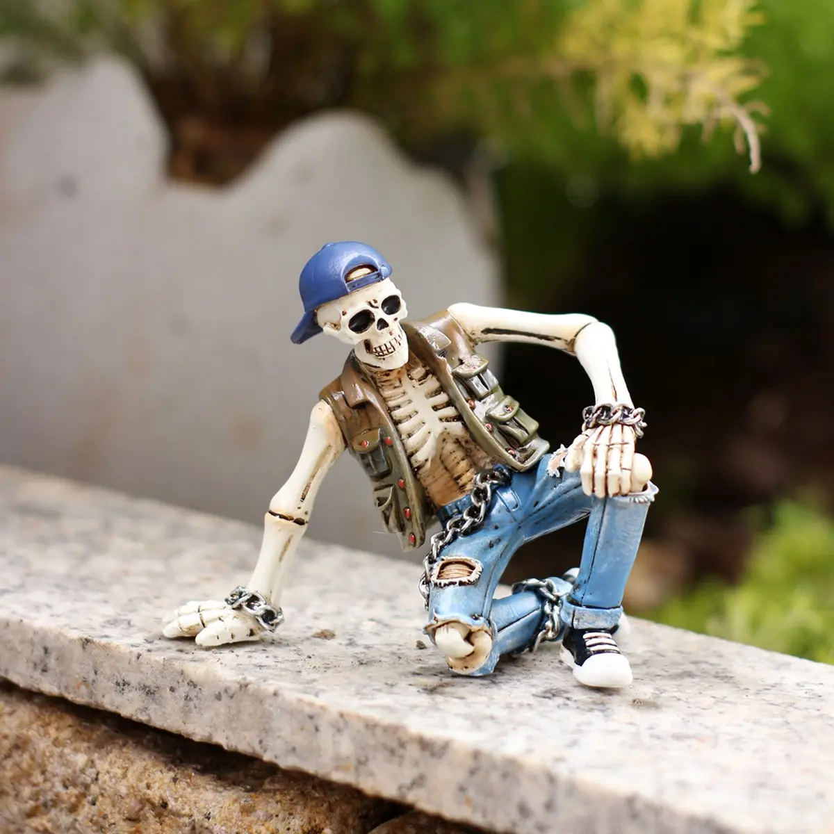 Cool Hip-Hop Breakdancer Skull Resin Statue, Street Style Gothic Desk Decor, Halloween Gift for Hip-Hop Lovers, Model Hg26096bss