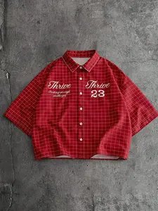 Men’s Red Thin Grid Check Cropped Short Sleeve Button Down Shirt, Chest White Cursive Slogan And Number 23 Embroidery Detail, Turn Down Collar Loose Boxy Casual Blouse, Suitable For Y2K Street Matching Daily Outfits And Seasonal Inner Layer Styling