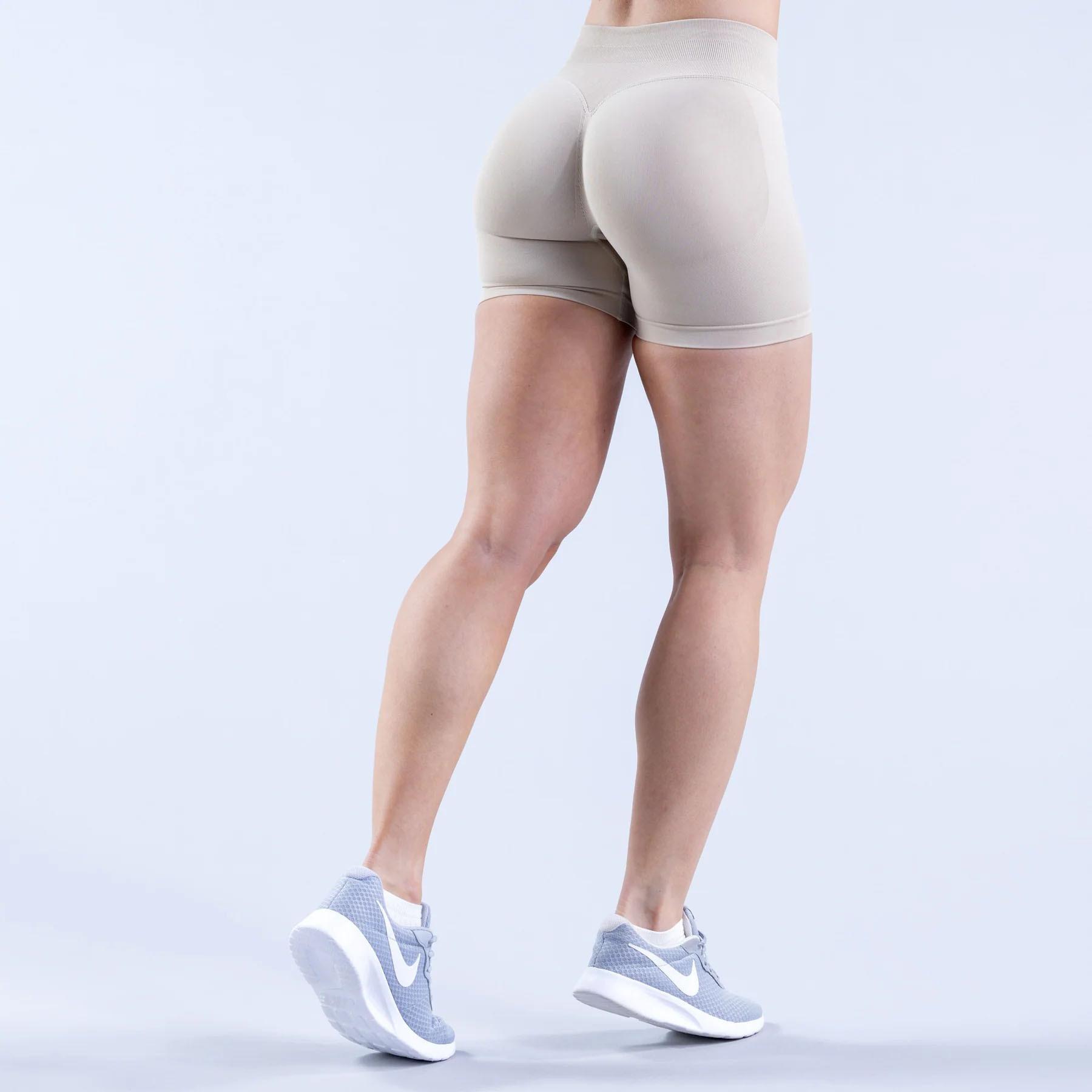 Seamless fitness yoga shorts, butt-lifting running yoga pants, high-elasticity quick-dry three-point sports shorts