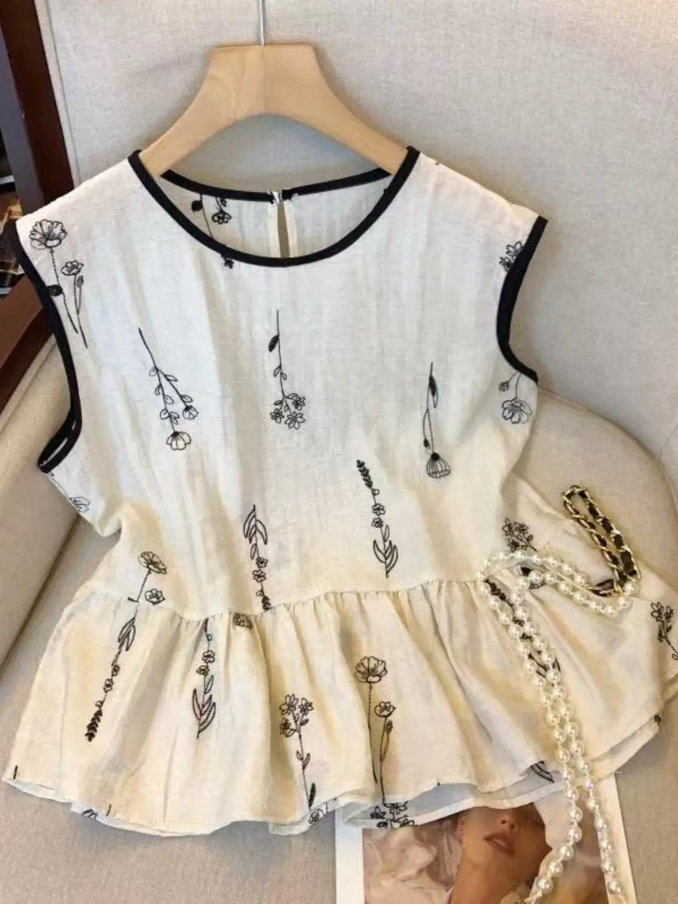 Women's Summer Floral Embroidered Round Neck Sleeveless Top, New Arrival Slimming Elegant Vest, Babydoll Shirt, Fashionable Ladies' Clothing