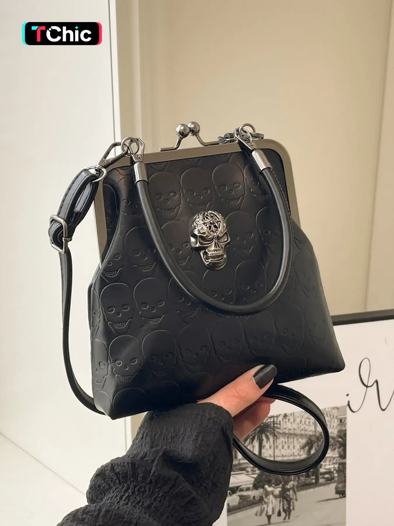 Punk style cool and retro personality skull print handbag, skull decoration design, niche design sense, fashionable and simple style shoulder bag, casual shoulder purse, suitable for outdoor shopping, daily commuting, and gatherings