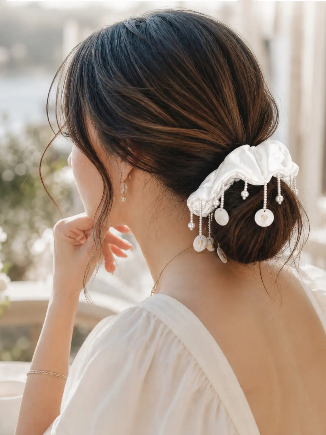 Women's Satin Pearl Shell Hair Tie, Dangling Bead Design, Luxurious Soft Ponytail Accessory, Ideal for Daily Hairstyles and Romantic