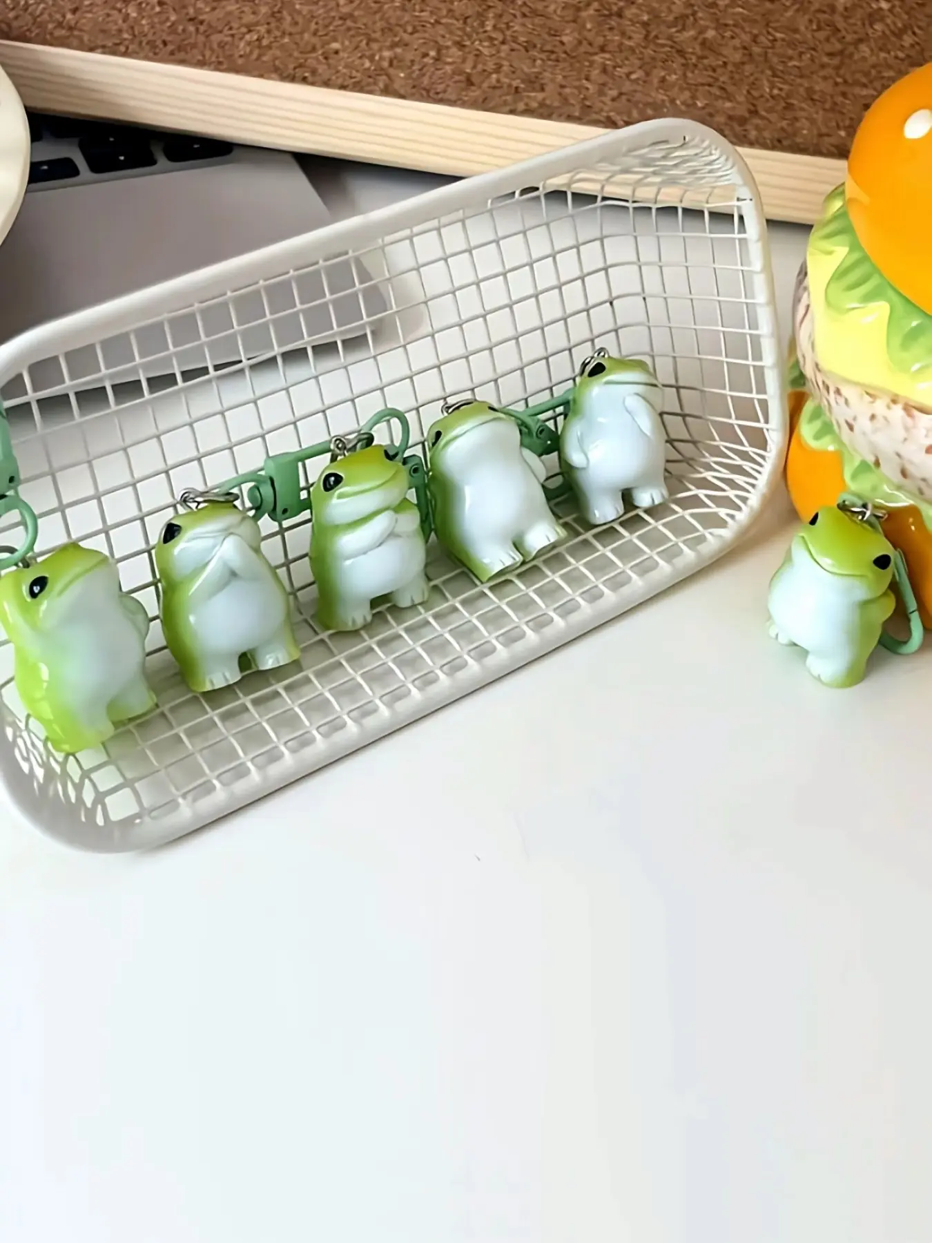Adorable 3D Frog Keychain - Cute Cartoon-StyleResin & Iron Alloy Bag Charm with Lobster Clasp,Trendy Cute Keychain, Perfect Gift for Couples,Best Friends, Friendship Keychains, and Accessories, Frog Accessories,Backpack Keychain, Animals Keychain Decor