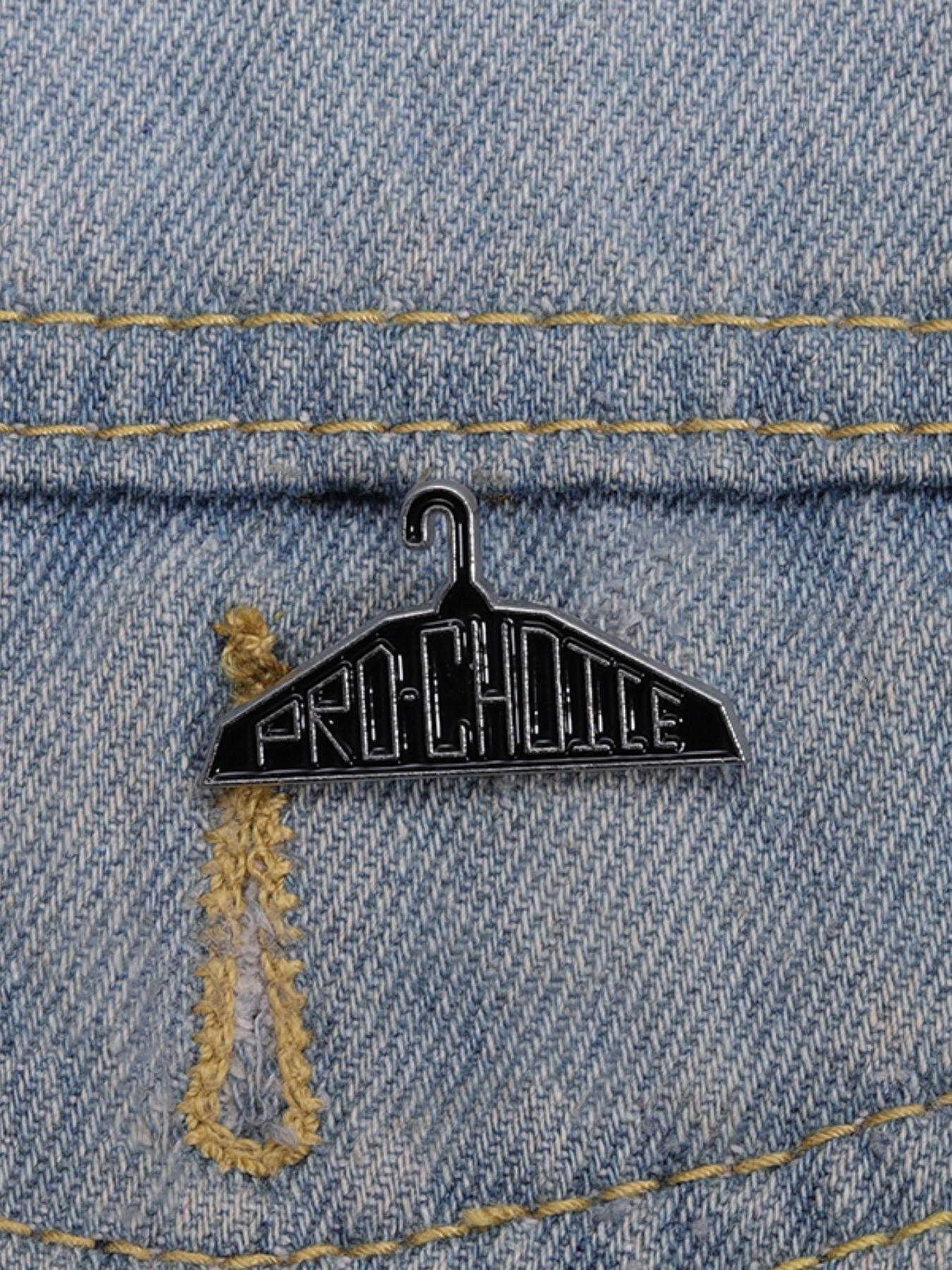 Cartoon Clothes Hanger Design Brooch Clip, Fashion Alloy Badge for Daily Clothing Decor, Trendy All-match & Exquisite Brooch for Birthday Gift