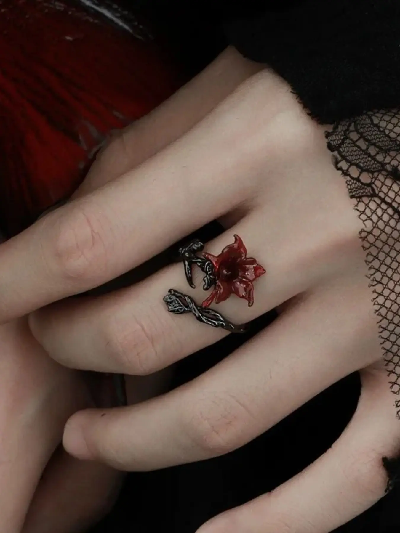 Women's Open Ring,Antique Matte Black Metal 2 In 1 Stackable Open Ring Set Sculpted Red Lycoris Radiata Flower & Twisted Vines Adjustable Band Gothic Dark Neutral Lightweight Stackable Grunge Alt Witchy Statement Finger Jewelry For WomenHalloween and Chri