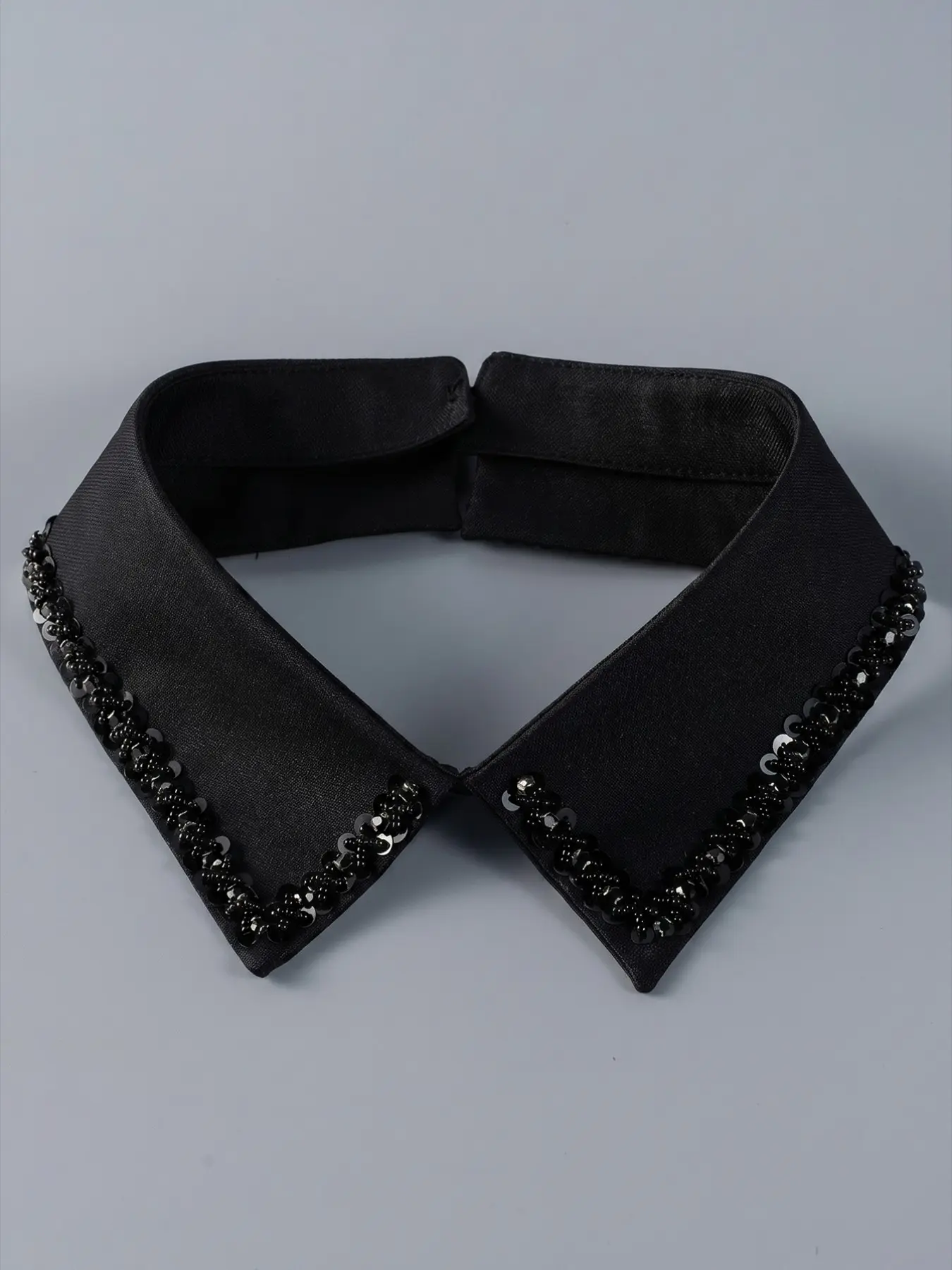 A vintage-style detachable collar featuring luxurious, hand-set pearl embellishments; this pointed collar adds a touch of elegance and is suitable for seasonal wear.