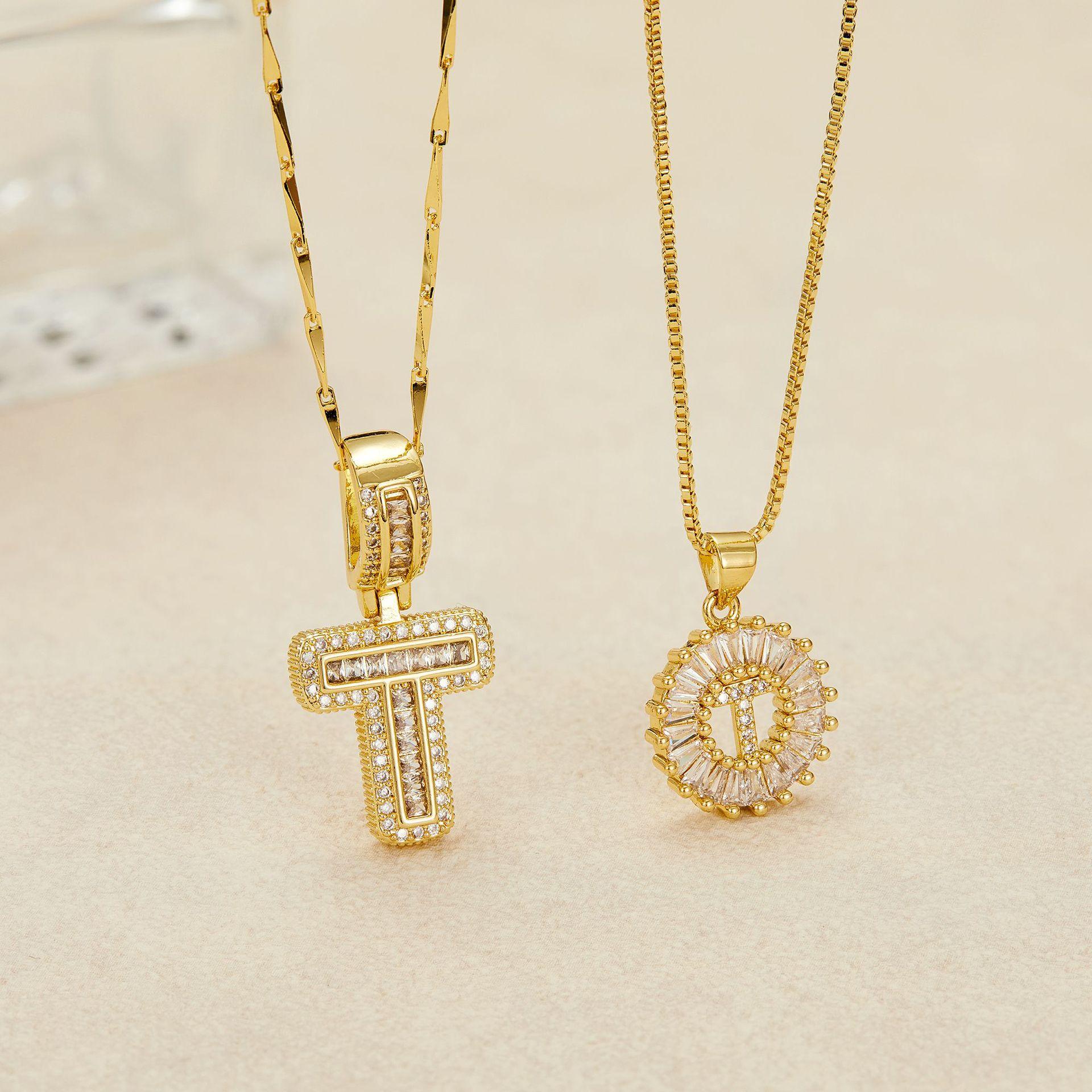 Crystal letter pendant necklace, inlaid with zirconia and plated with real gold, round 26 English letter collarbone chain ZM2Z.The classic letter necklace is timeless and suitable as a birthday gift for friends or couples