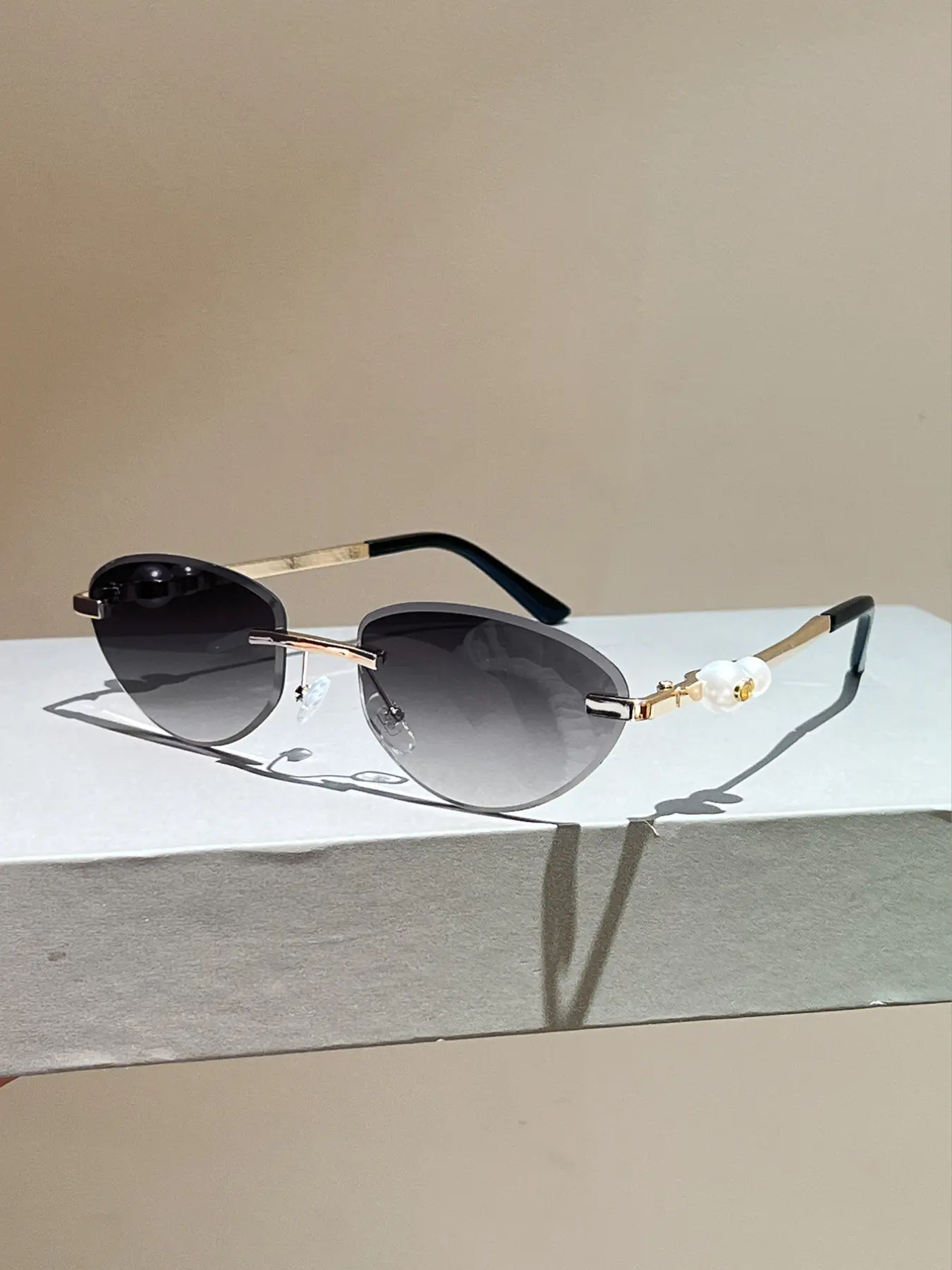 Trendy Oval Frame Sunglasses with Artificial Pearl Accents, Fashionable Interchangeable Temple Design, Versatile Eyewear Accessory