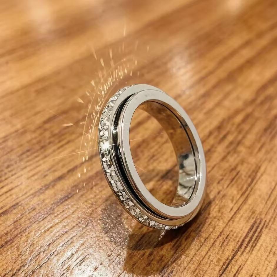 The star cluster ring can rotate. It features a luxurious and dazzling sparkle with a cool and minimalist style. The full diamond finger ring pair does not fade. It is a new 2026 model.