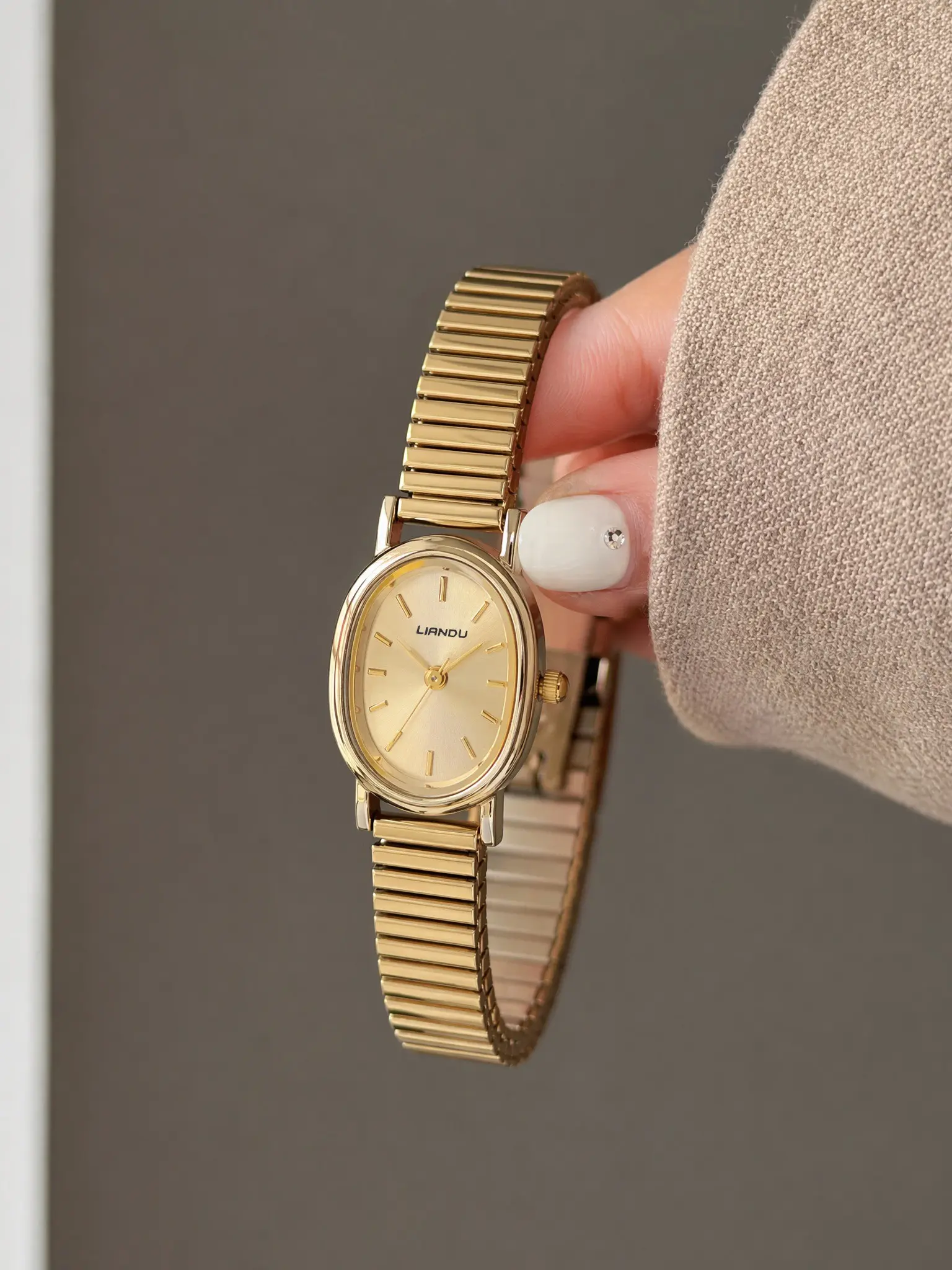 1 oval women's watch, elegant and compact, suitable for daily use, fashionable and business style stainless steel strap, women's quartz watch, a gift for holidays, parties, anniversaries or for oneself